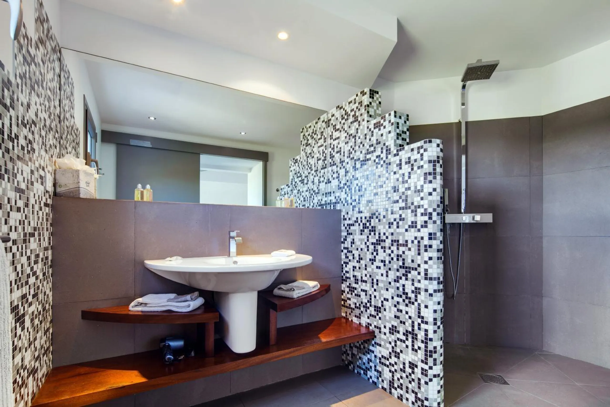 Gleaming Seaview Villa with Infinity Pool and Luxury Patio Lounge — photograph 7