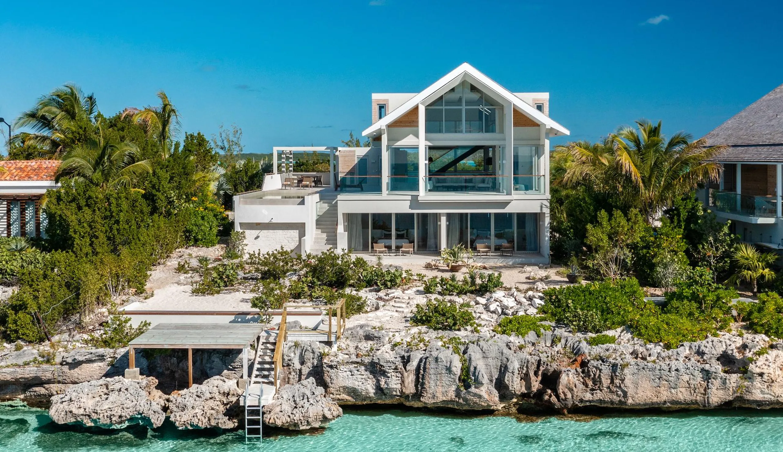 Sophisticated Villa in Sapodilla Bay with Infinity Pool and Stunning Coastal Views — photograph 2