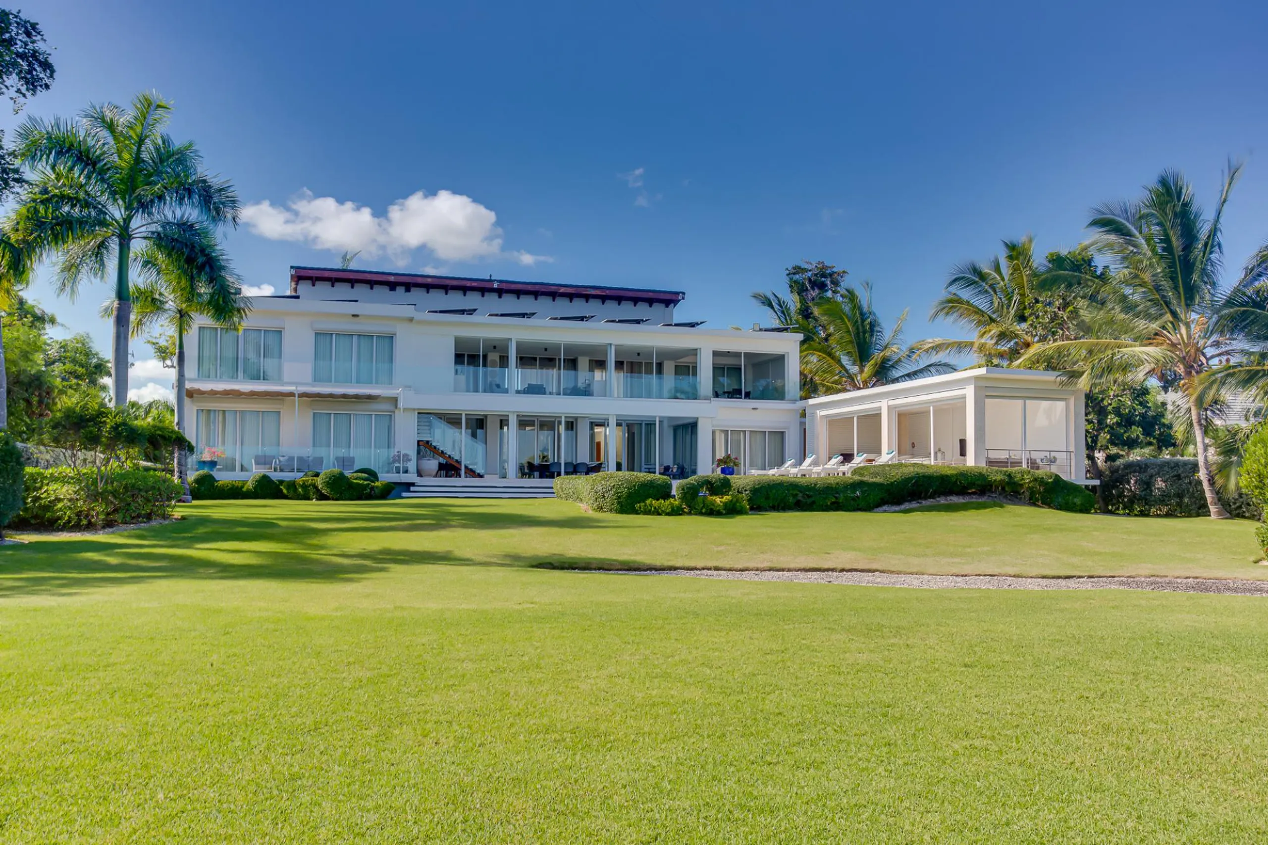 Bright & Modern 5-Bedroom Villa with Private Pool and Tropical Views — photograph 11