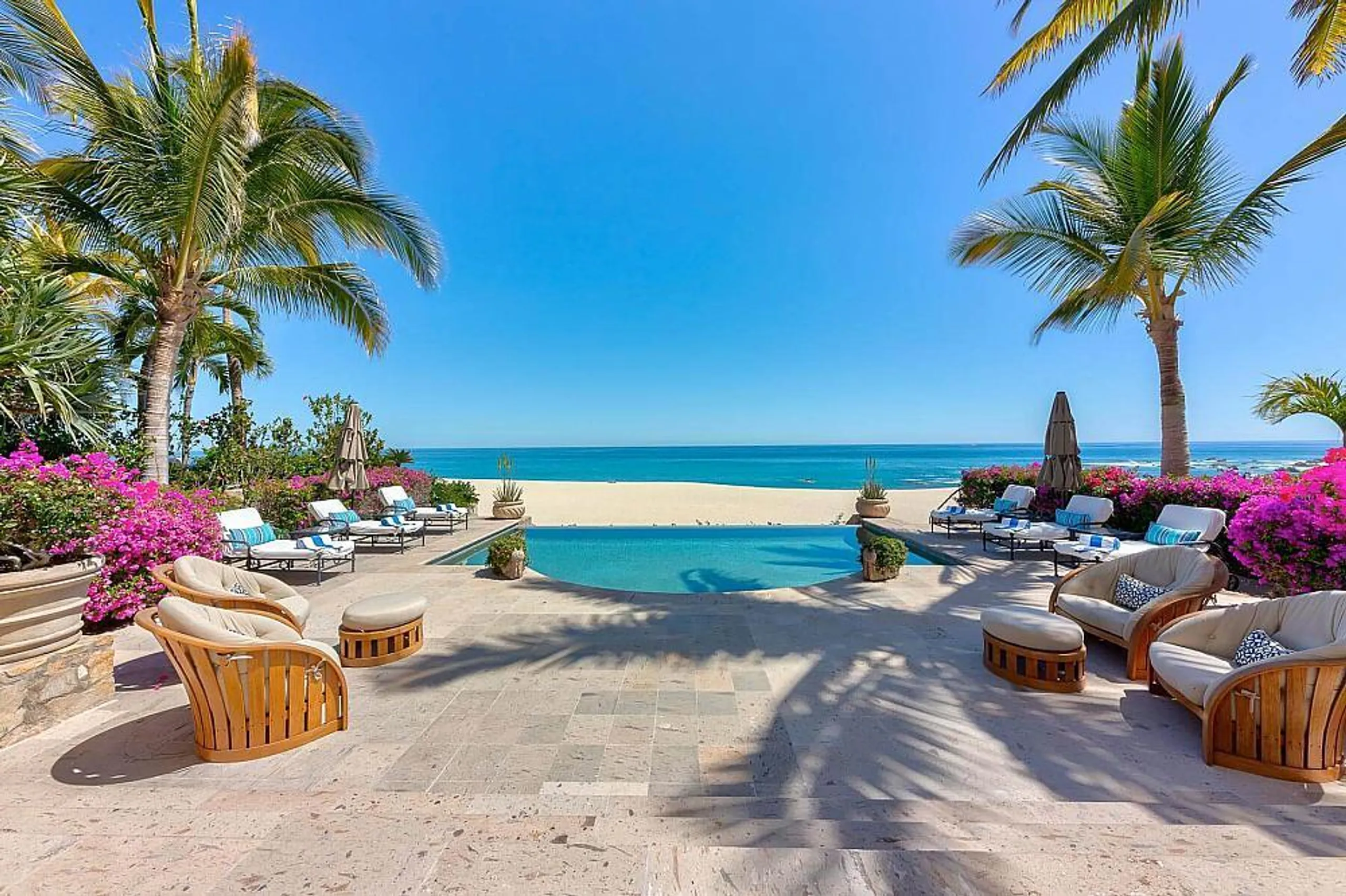 Contemporary Villas Del Mar Luxe Beachfront Estate with Infinity Pool — photograph 5