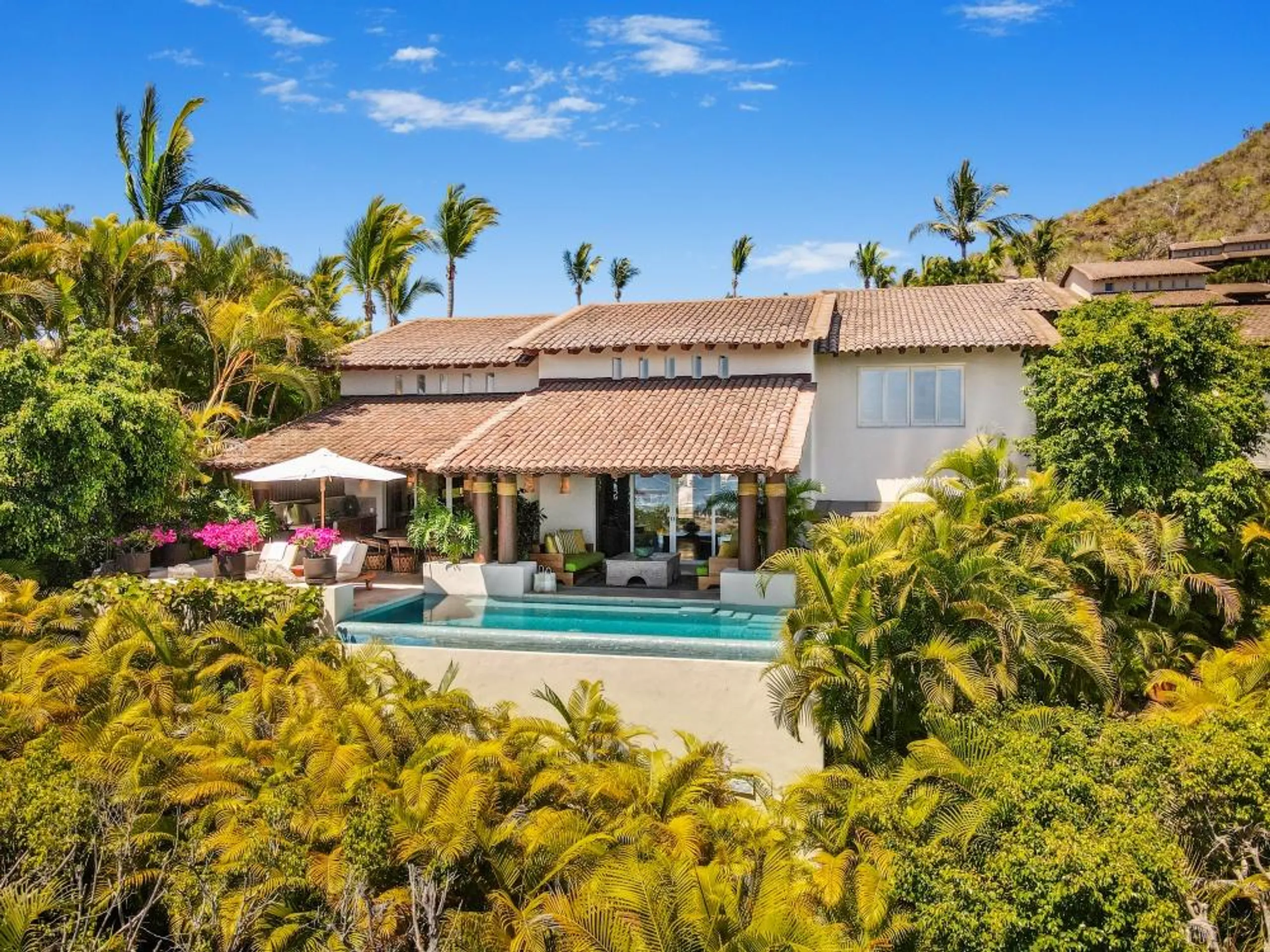 Opulence Unveiled with Mountain Vistas and Panoramic Ocean View Retreat — photograph 2