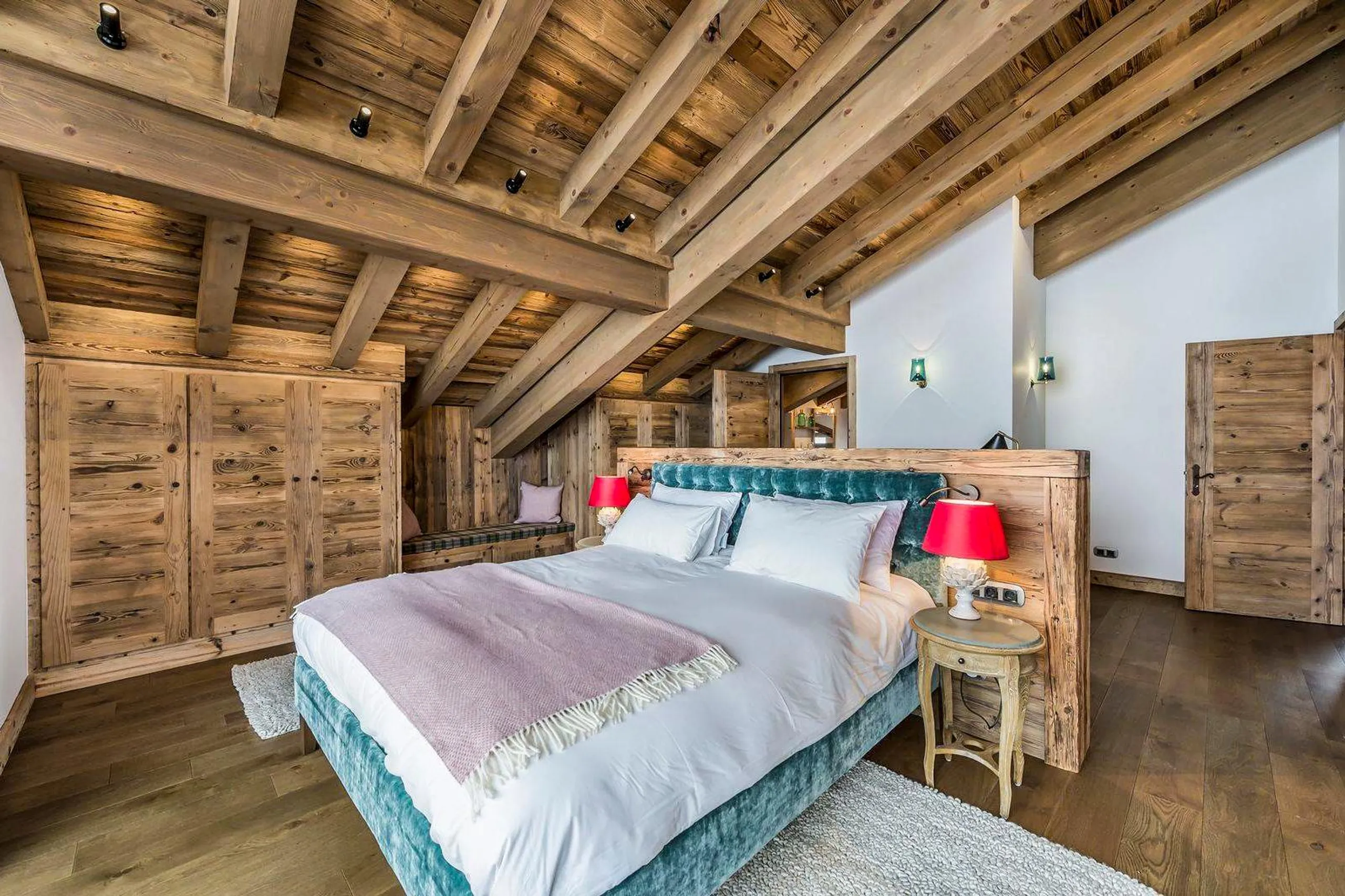 Sophisticated Five-Bedroom Chalet with Sweeping Alpine Views — photograph 10