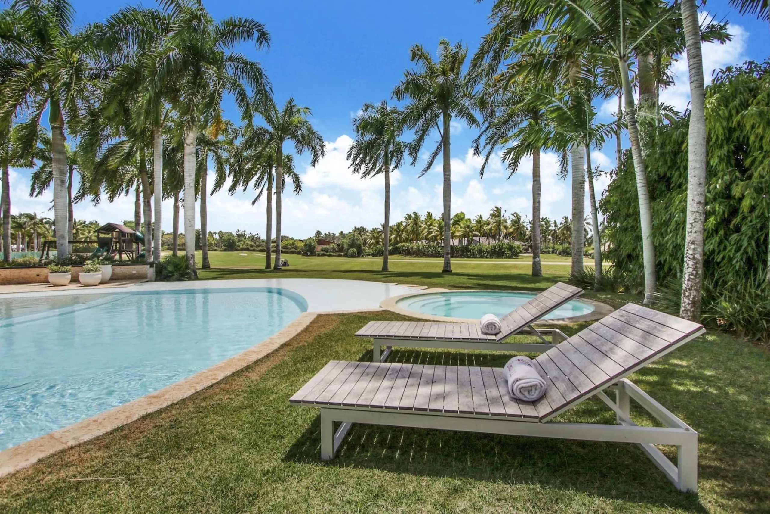 Radiant Spacious Retreat with Infinity Pool, Jacuzzi and Caribbean Sea Views — photograph 4