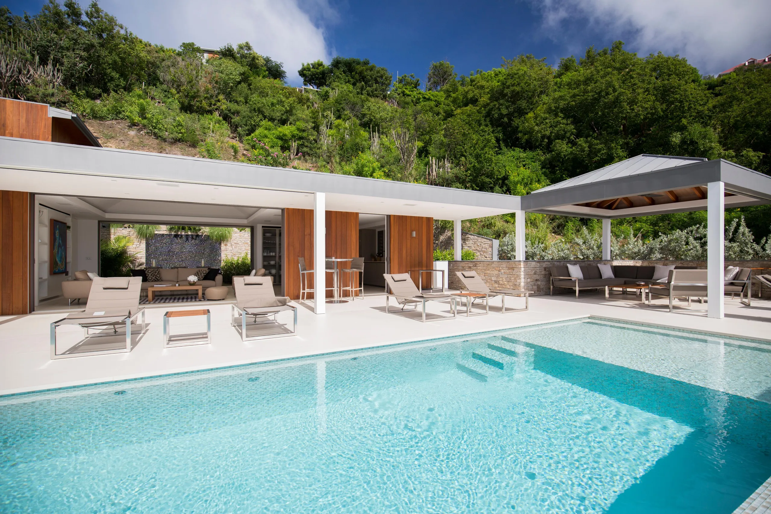 Refined Modern Oceanside Villa with Infinity Pool and Fitness Room — photograph 2