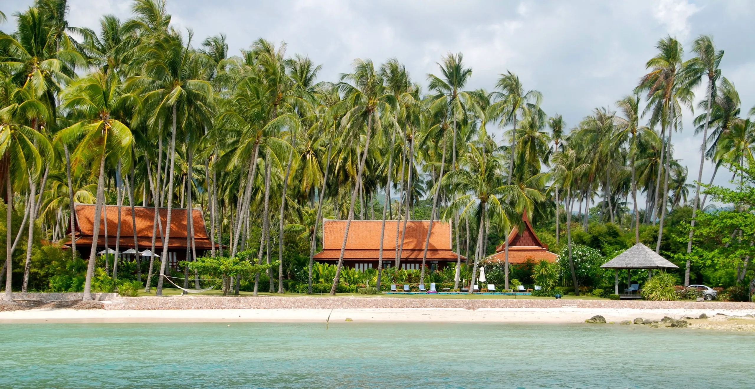 Serene Beachfront Estate with Private Pool and Teakwood Pavilions — photograph 4