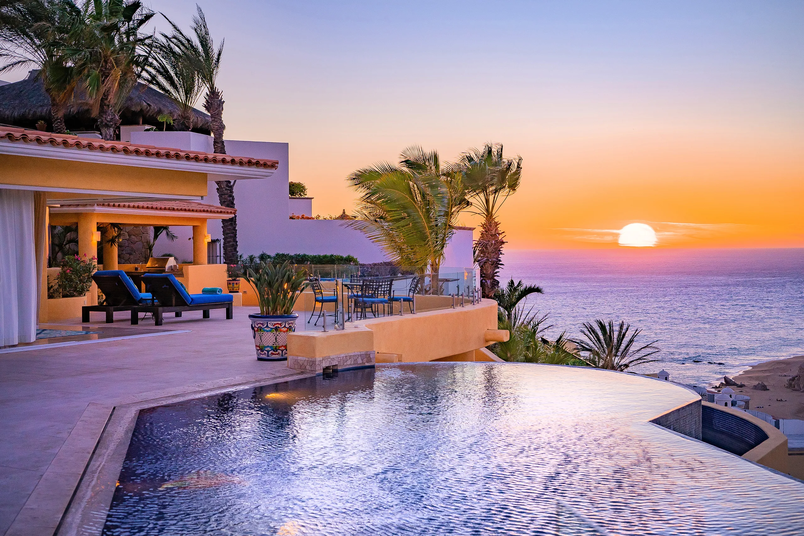 Sensational Hillside Villa with Infinity Pool and Expansive Views — photograph 3