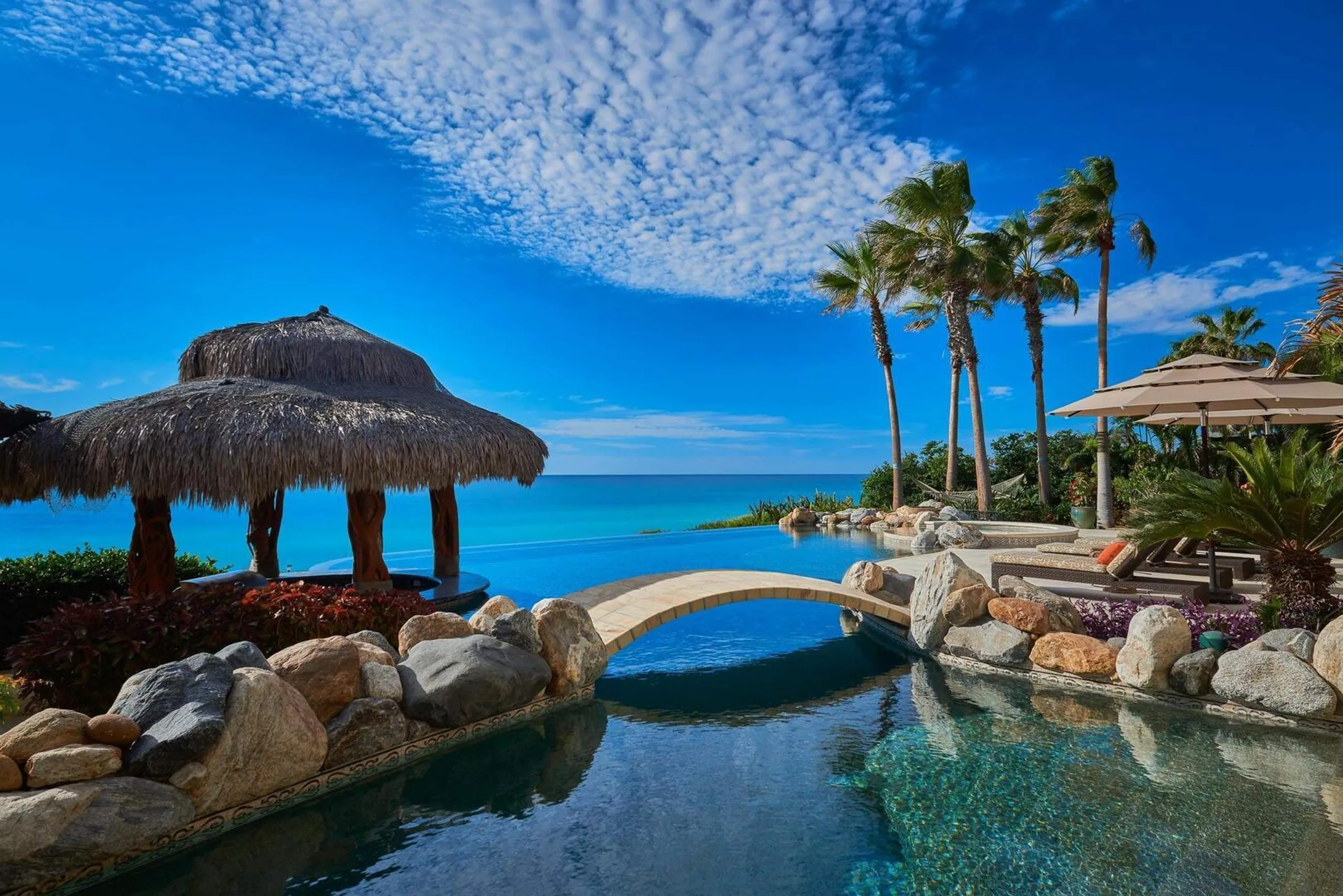 Timeless Oceanfront Haven with Infinity Edge Pool in the Heart of Cabo — photograph 2