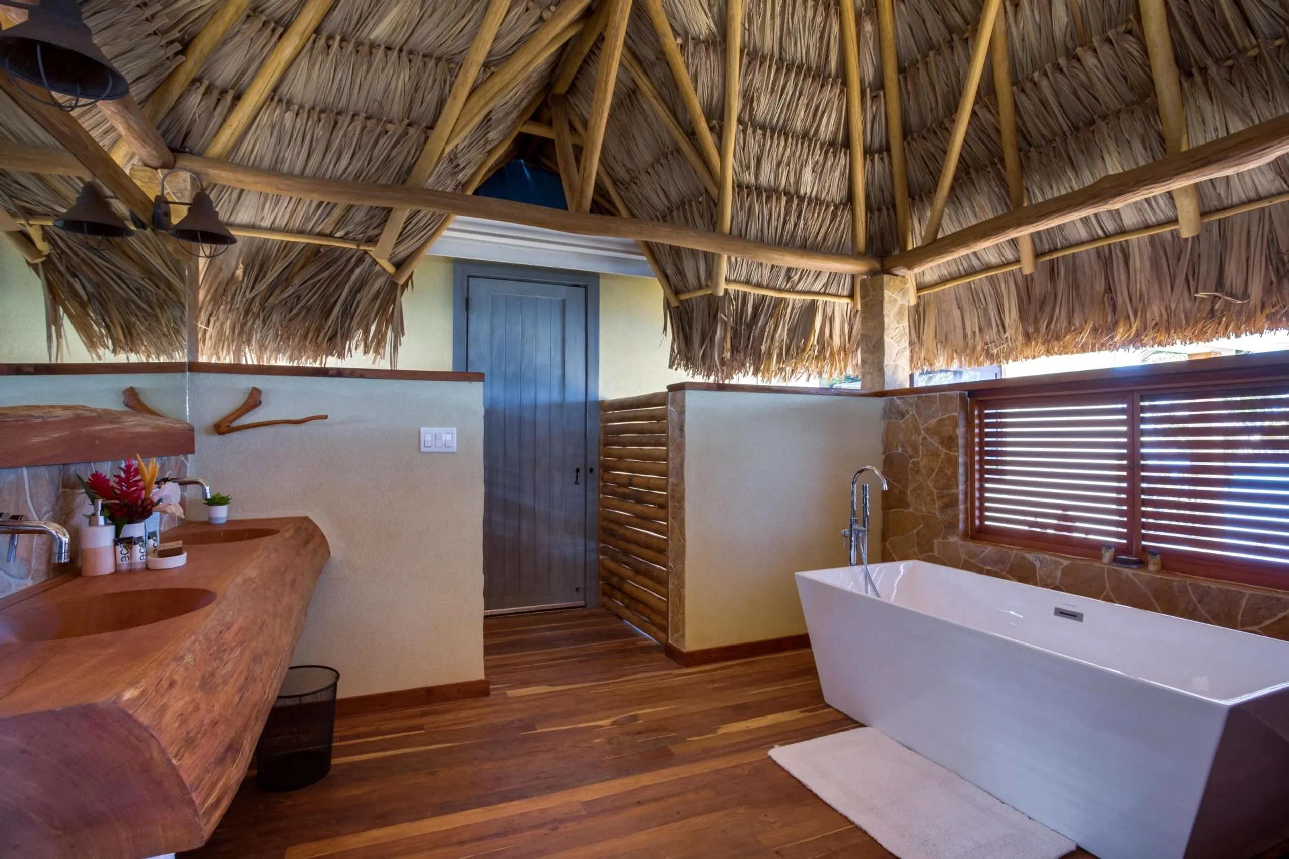 Tranquil Private Island Villa with Pool and Beach Access — photograph 8