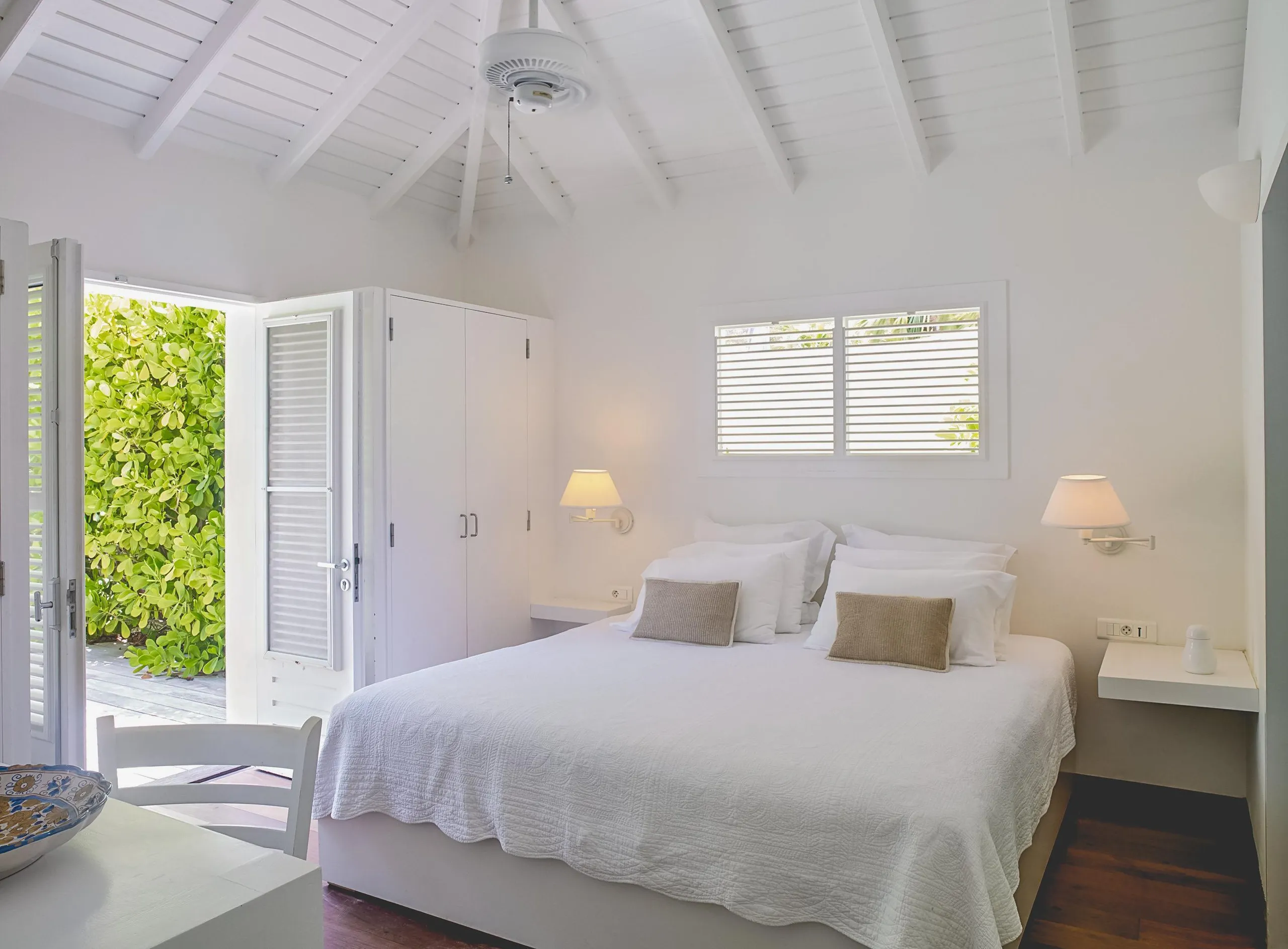 Majestic Beachfront Villa with Walks to Beach and Tropical Garden Grounds — photograph 8