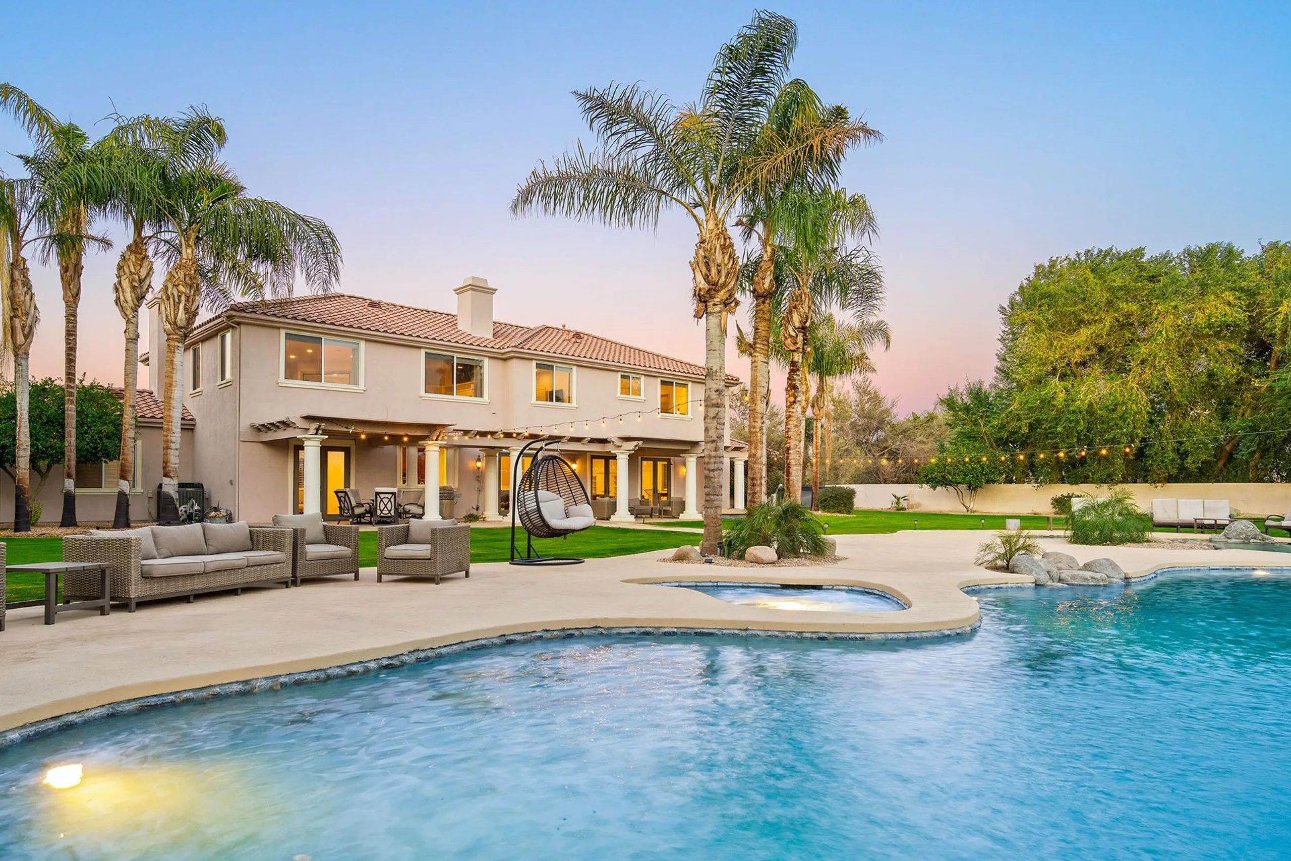 Luxury Laguna Villa with Resort Style Pool — photograph 5