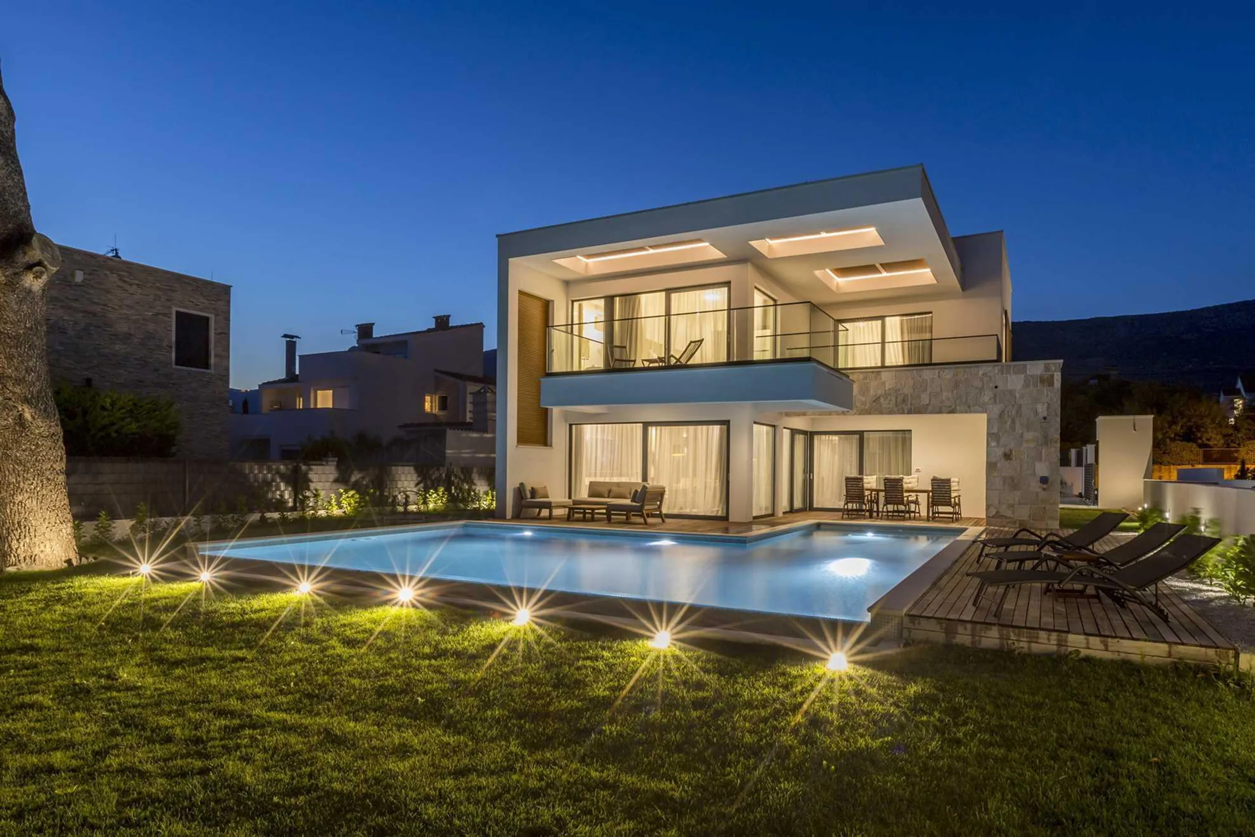 Gracefully Decorated 4-Bedroom Villa with Pool and Private Beach Access in Kastela, Kastel Kambelovac