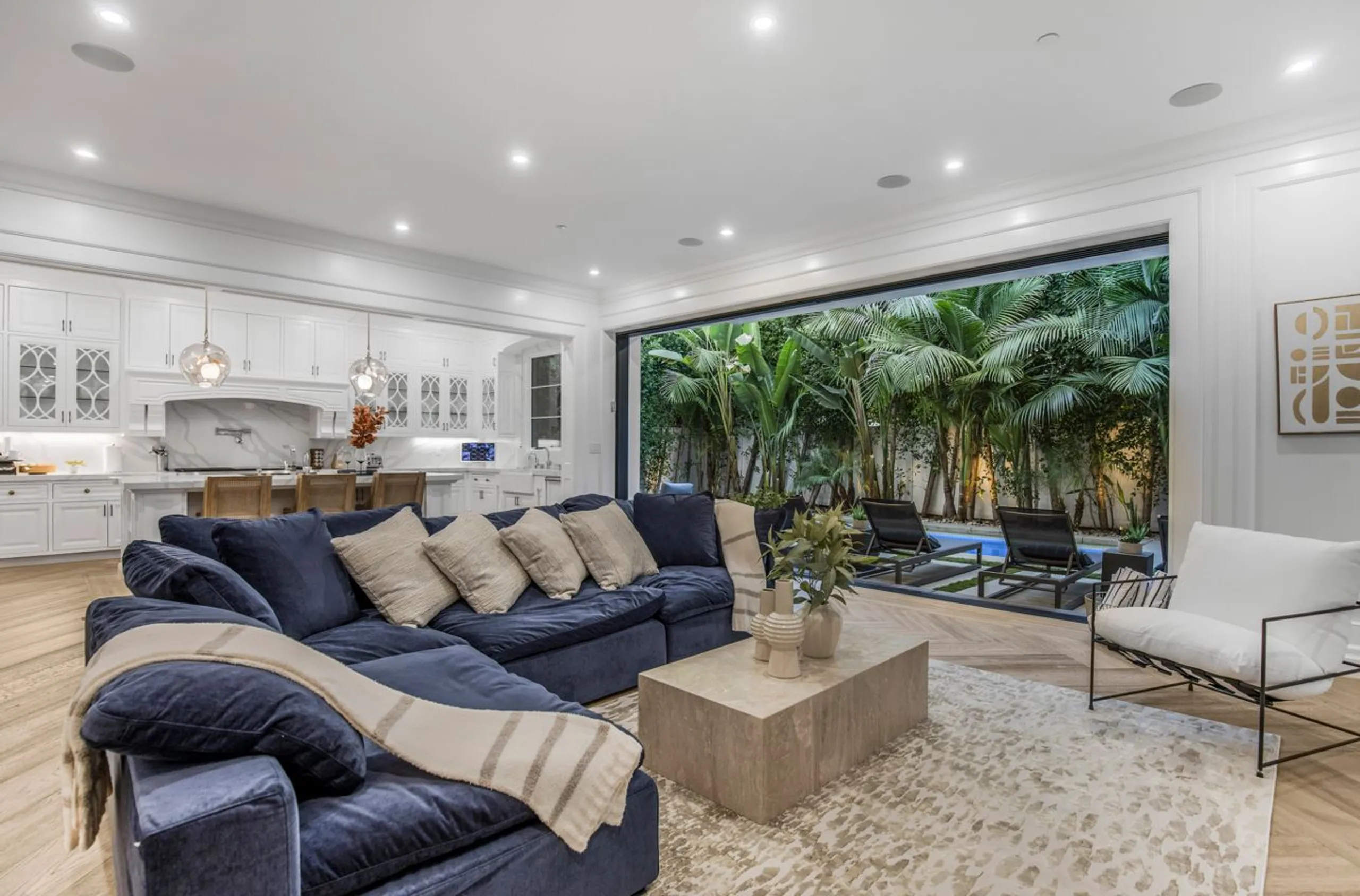 Statuesque Contemporary Villa with Bali-Inspired Pool and Beverly Hills Nearby — photograph 12