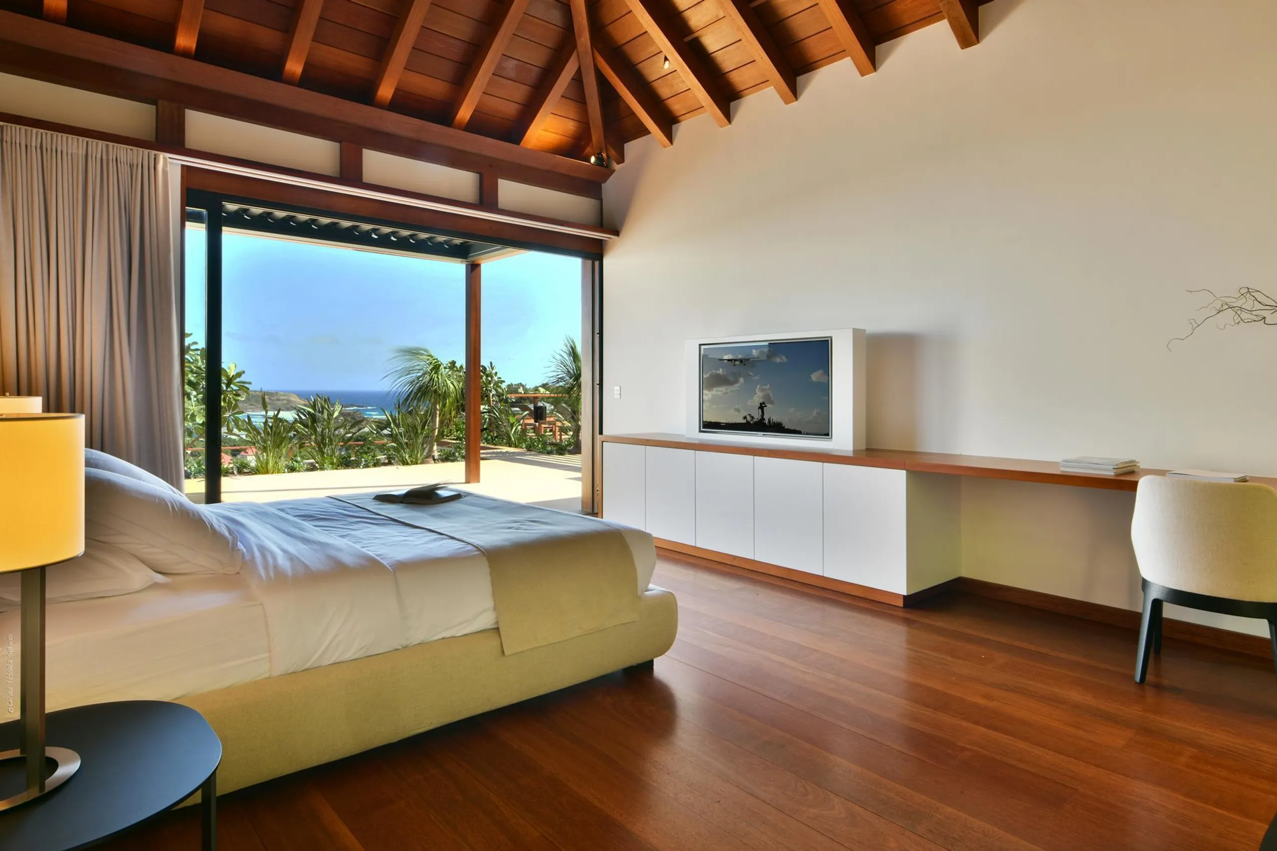 Expansive Eco- Estate with Private Pool and Movie Theater — photograph 9