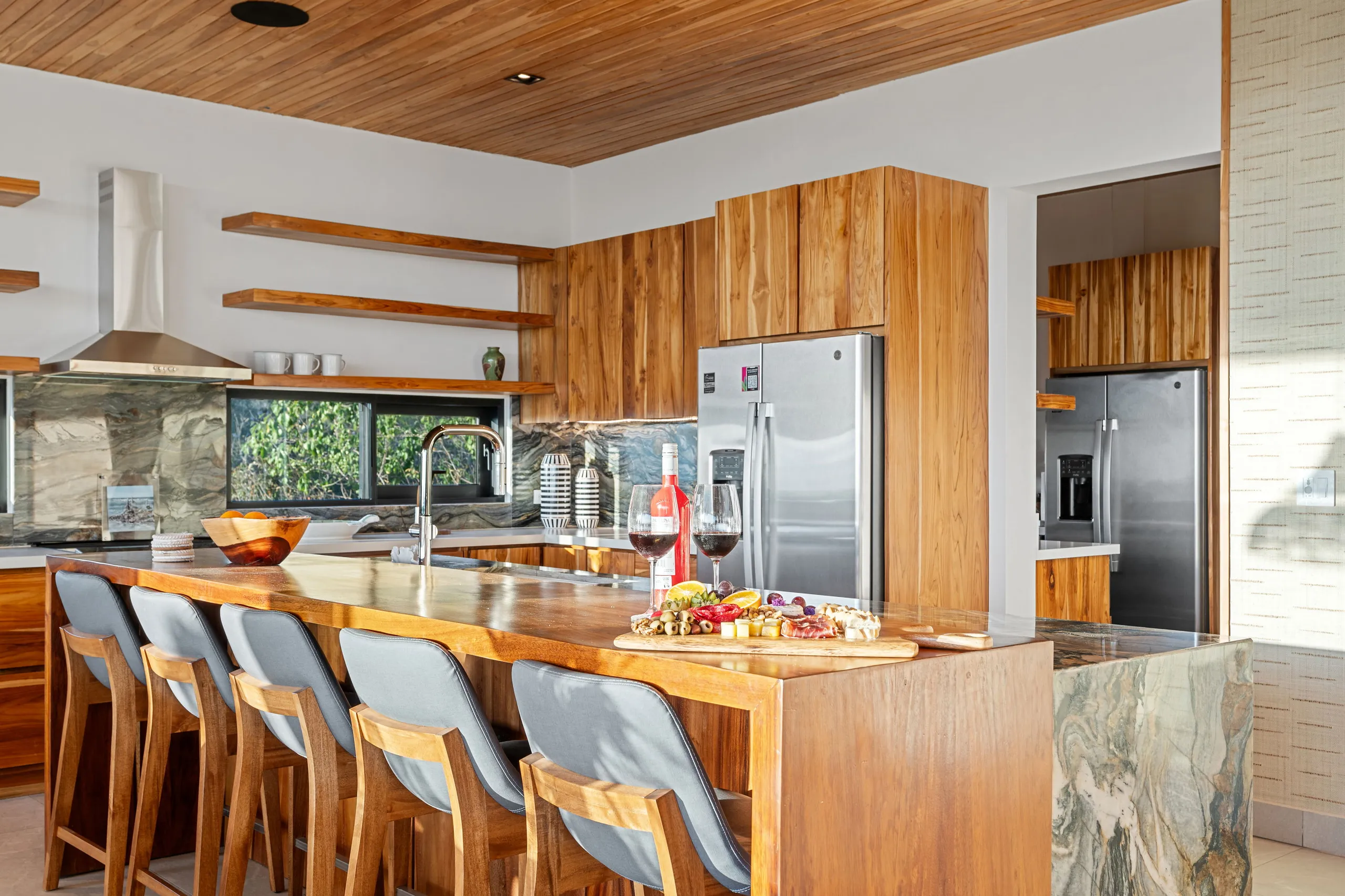 Luxe Hilltop Villa with Private Pool and 360° Views — photograph 11
