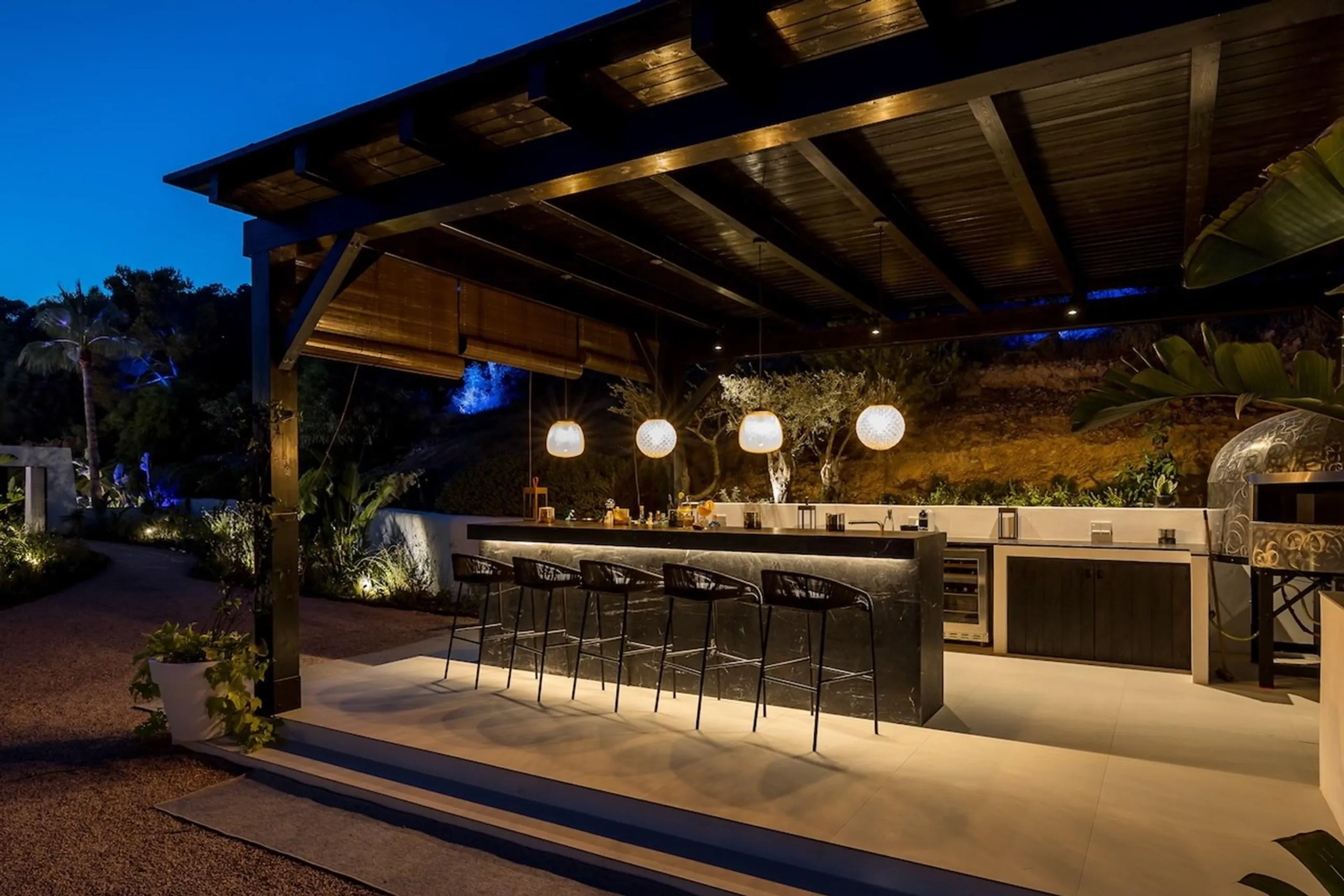 Deluxe Modern Villa with Pool and Sweeping Sea Views — photograph 7