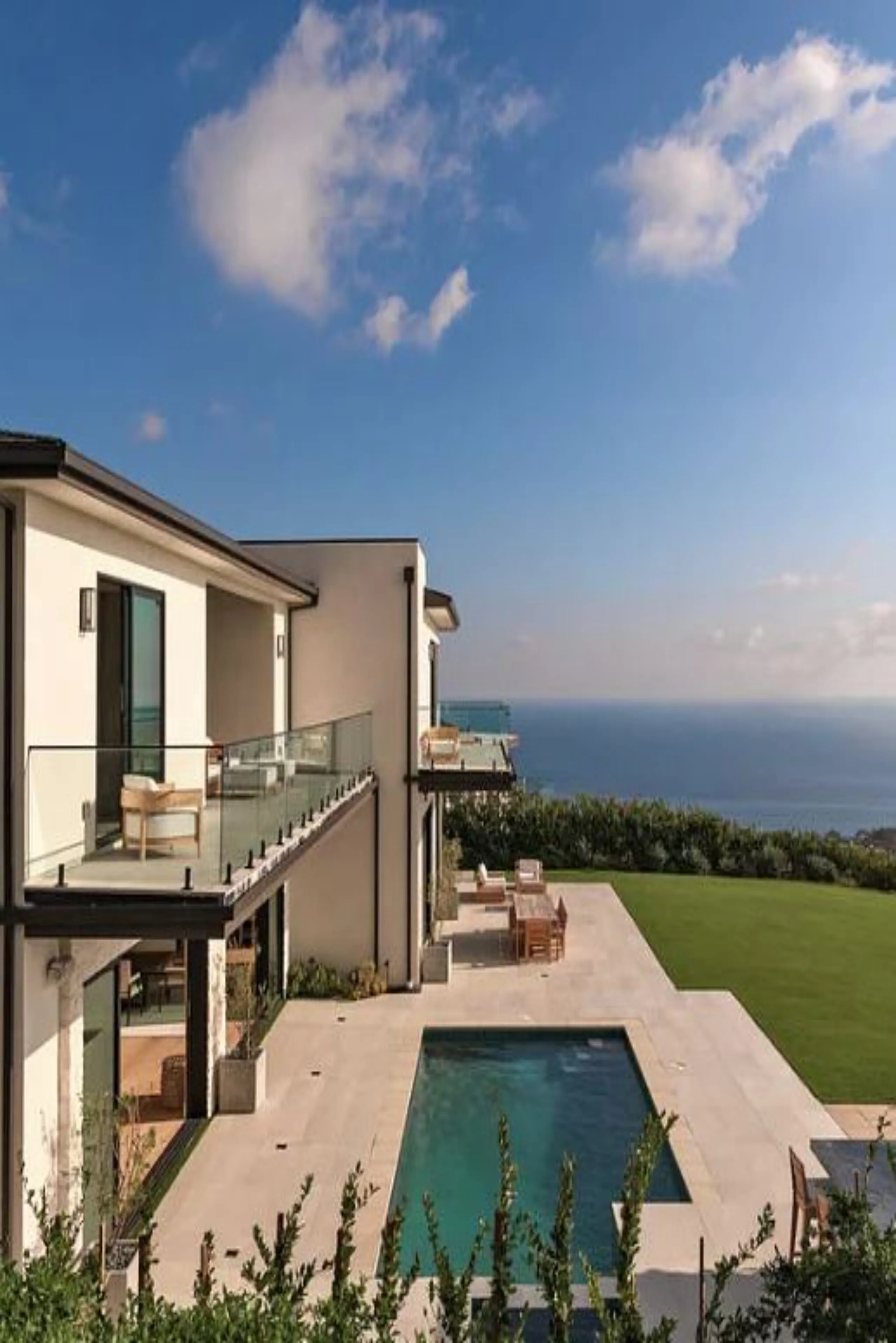 Radiant Los Angeles Modern Estate with Pool, Jacuzzi & Expansive Ocean Decks — photograph 6