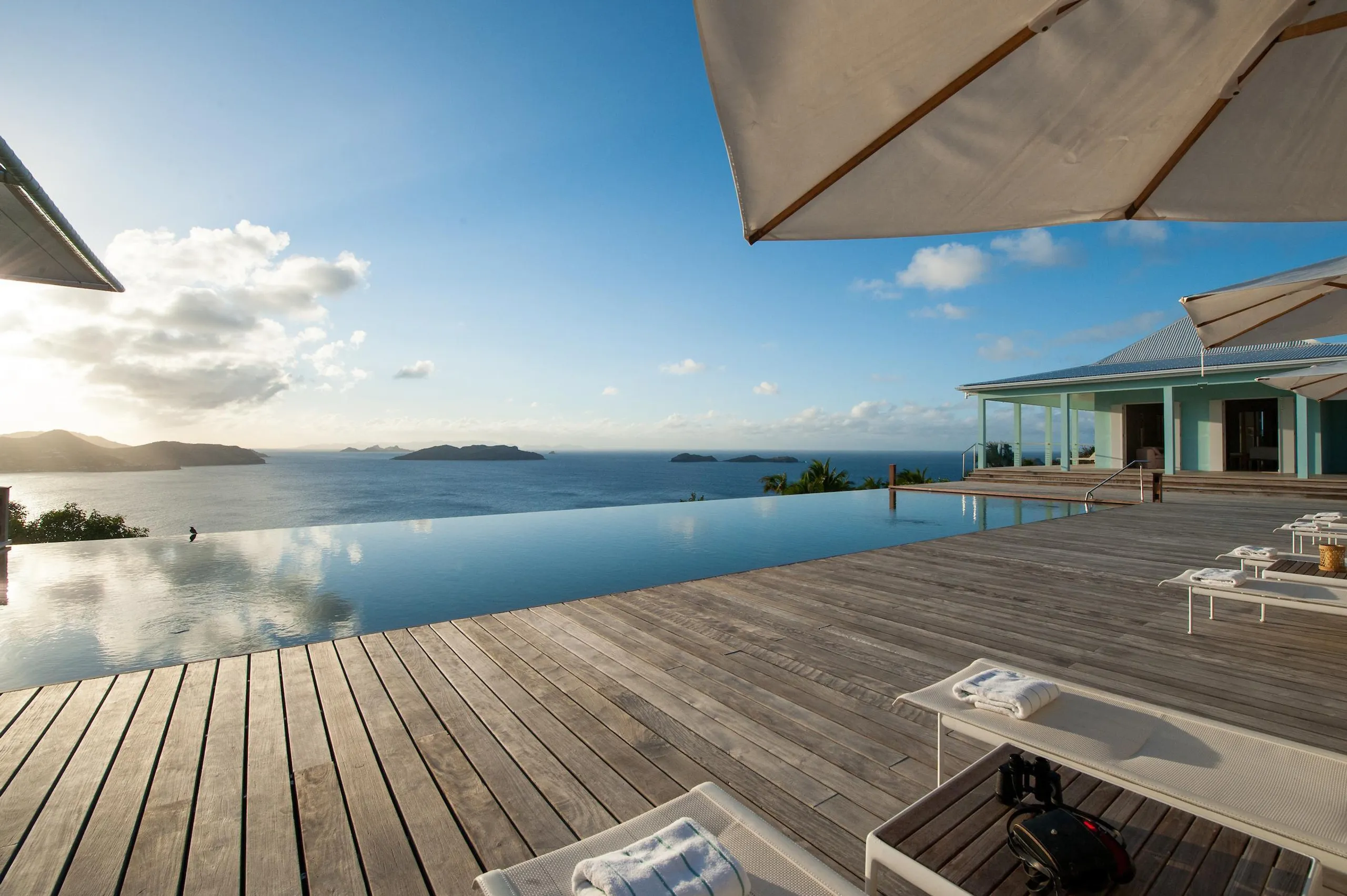 Classical Ocean View Villa with Infinity Pool and Sweeping Ocean Views — photograph 3