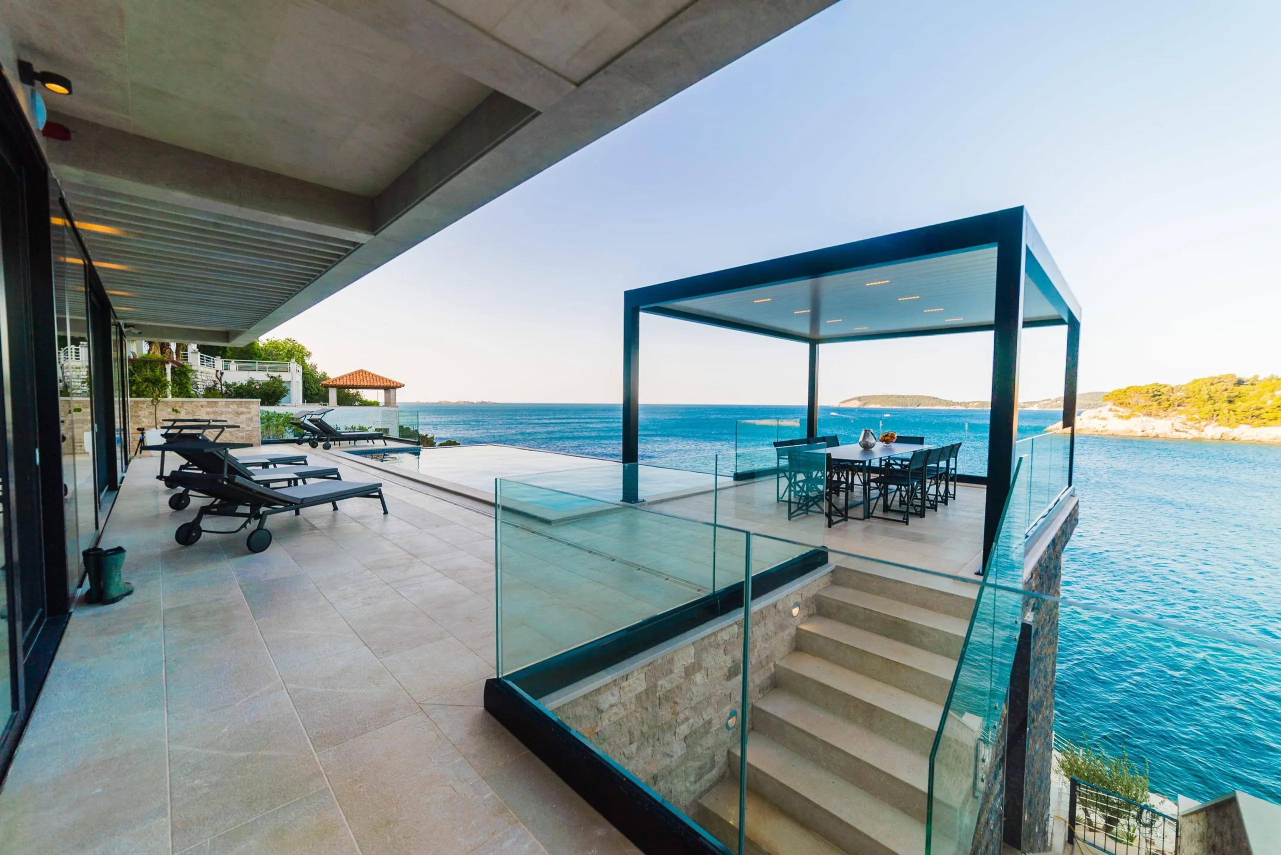 Lavish Waterfront Villa with Beach Access — photograph 2