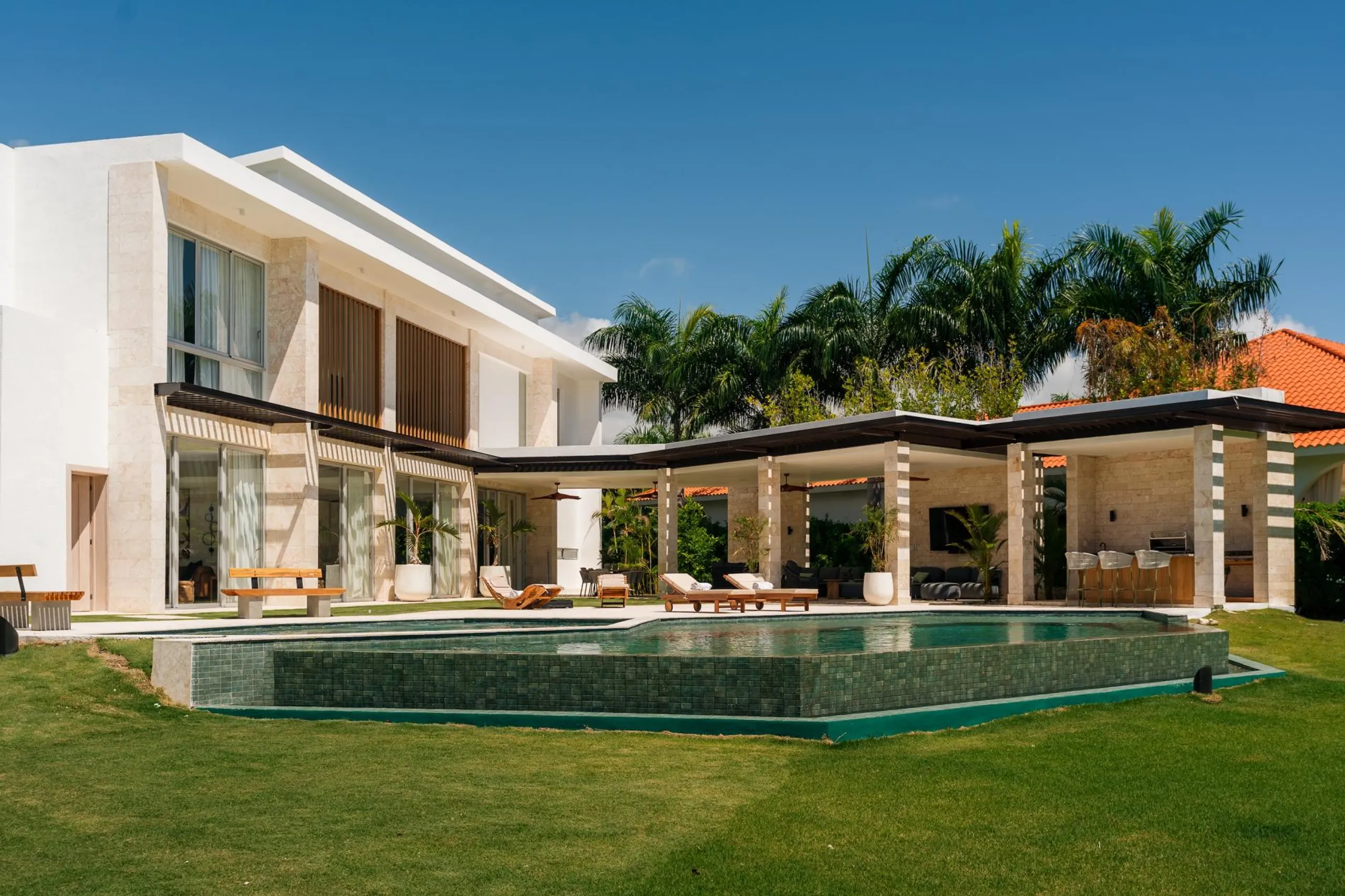Modern 6BDR Golf Front Villa with Private Pool and Heated Jacuzziz, Punta Cana