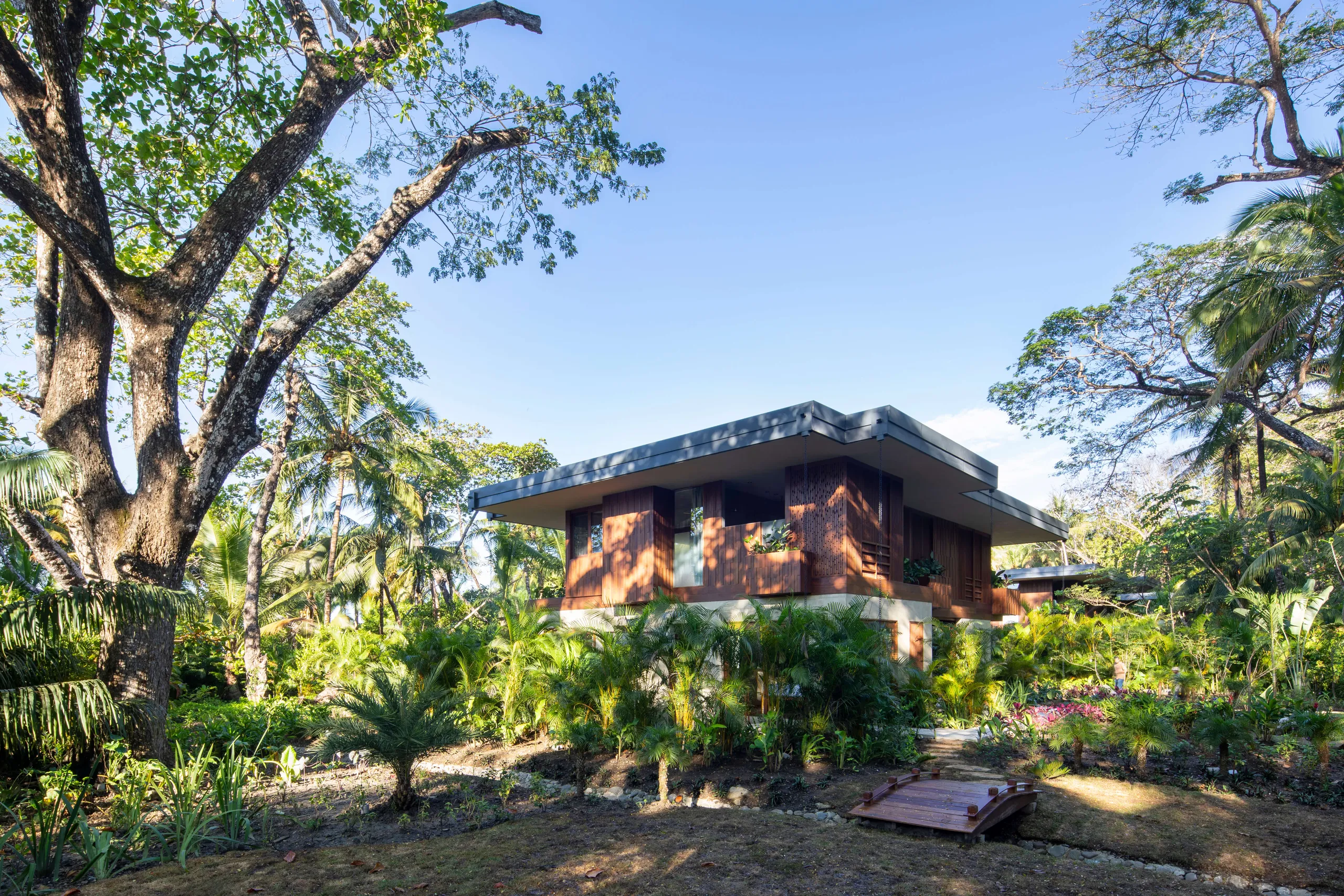 Eco-Luxe 5 Bedroom Villa with Privat Pool, Beach Access and Tropical Beauty — photograph 8