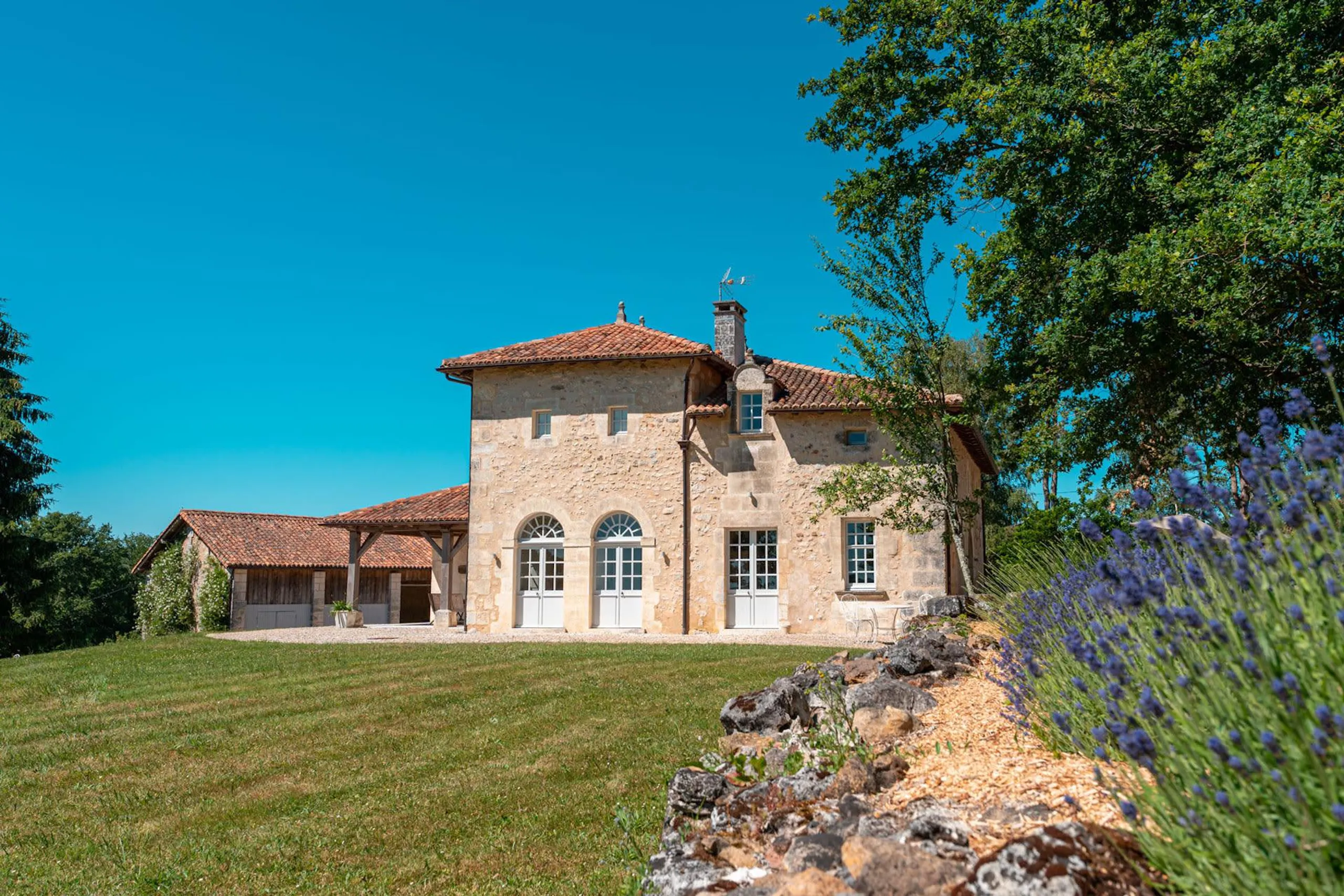 Cozy Traditional Farmhouse with Beautiful Gardens, Vieux mareuil