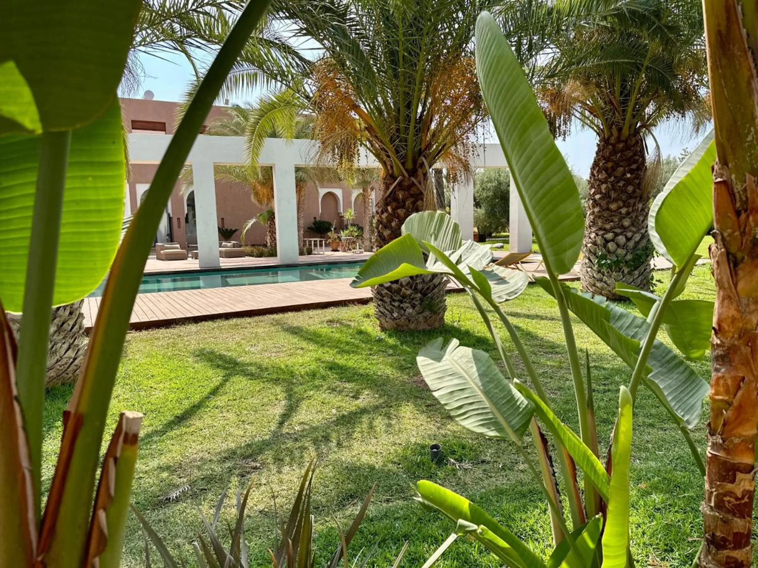 A Serene Marrakech Haven with Private Pool and  Lush Greenery — photograph 9