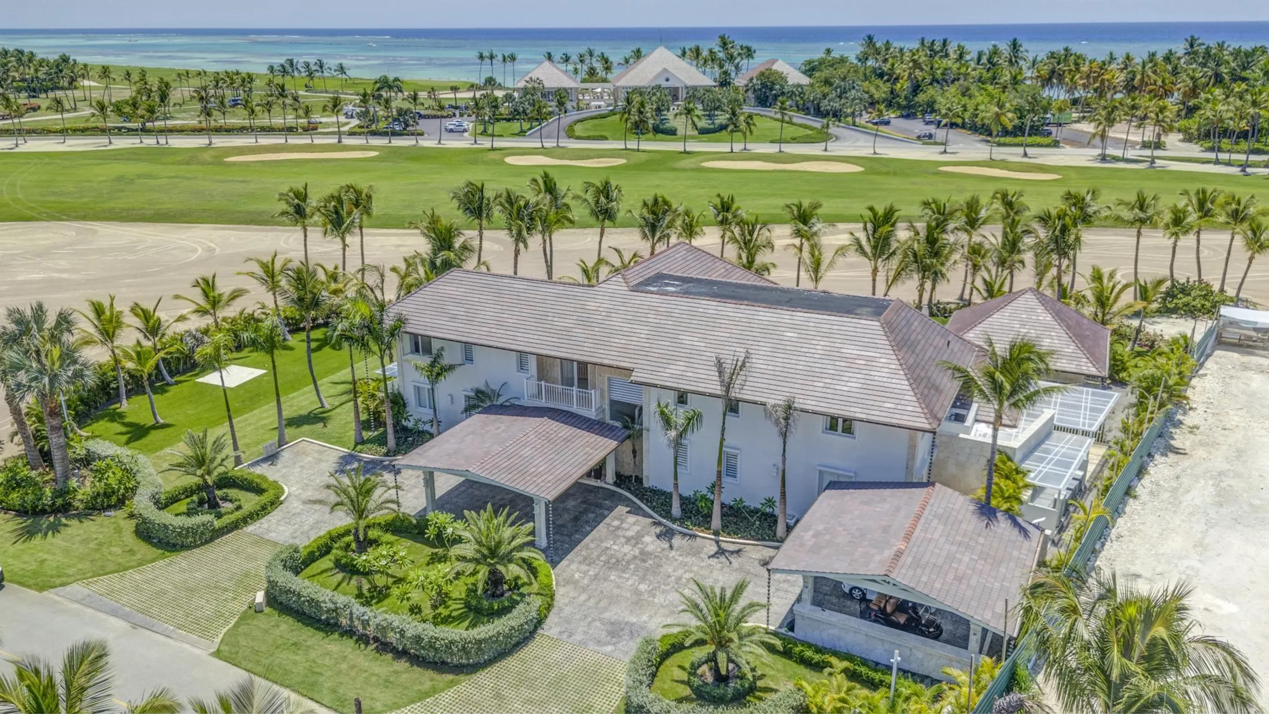Sophisticated Oasis with Private Pool and Spacious Living Areas — photograph 2