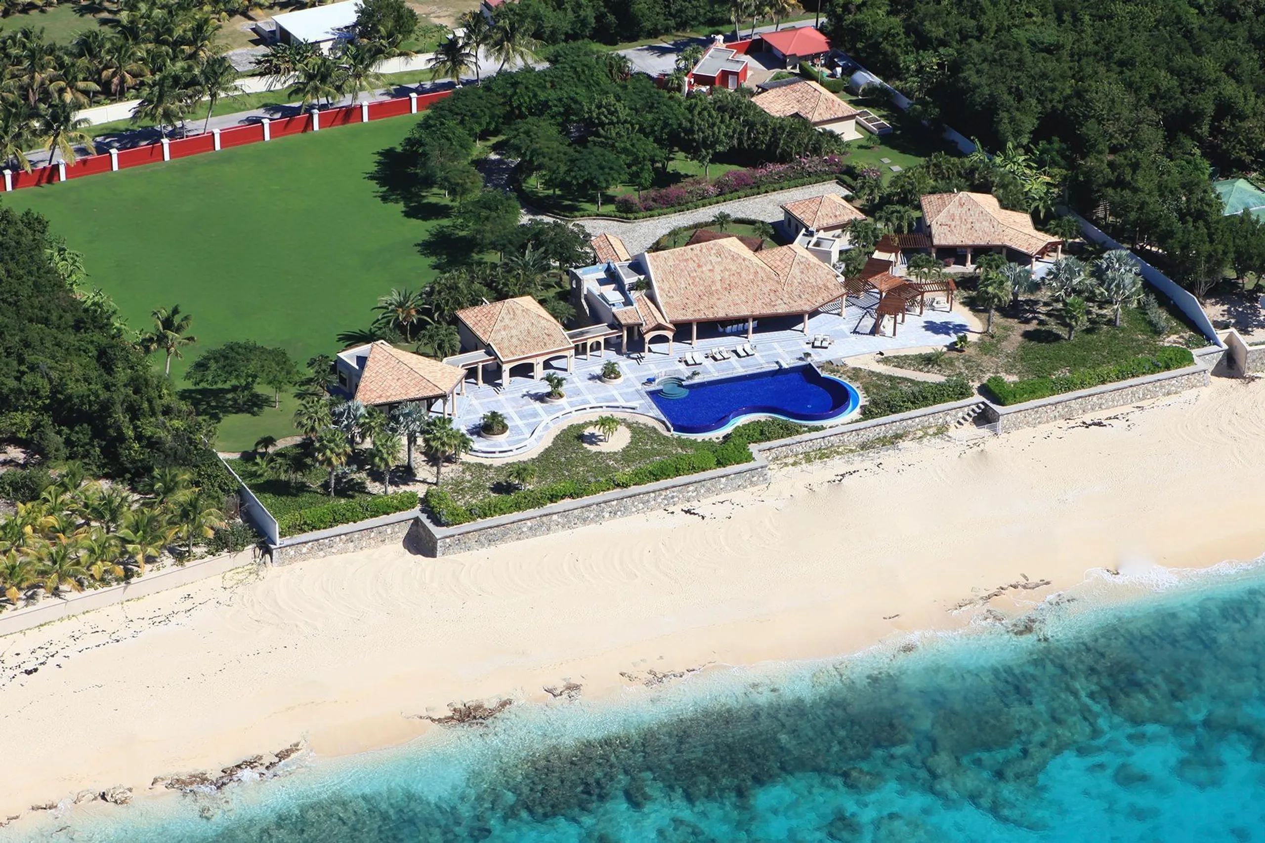 State-of-the-art Villa in Terress Basses with Large Infinity Pool and Beachfront Access, Terres Basses