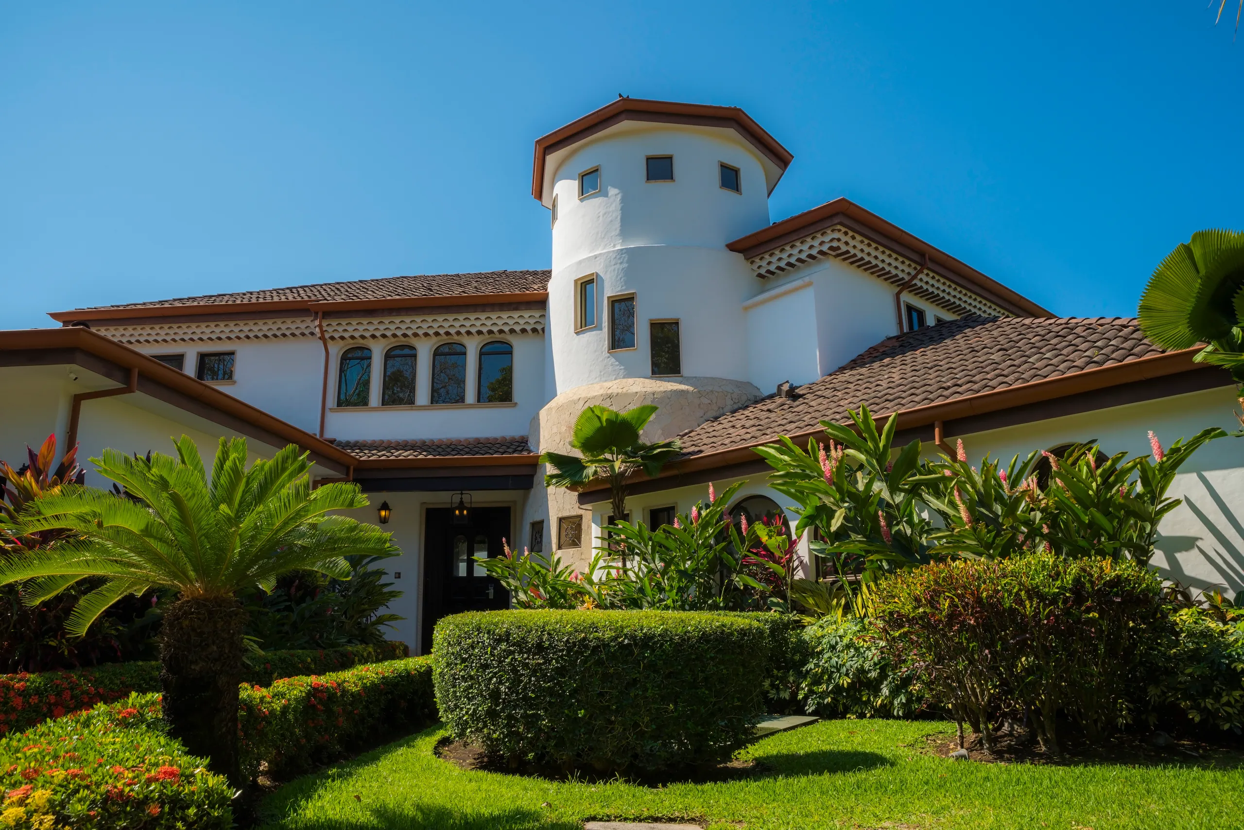 Luminous Five Bedroom Villa with Private Pool, and Ocean Views — photograph 6