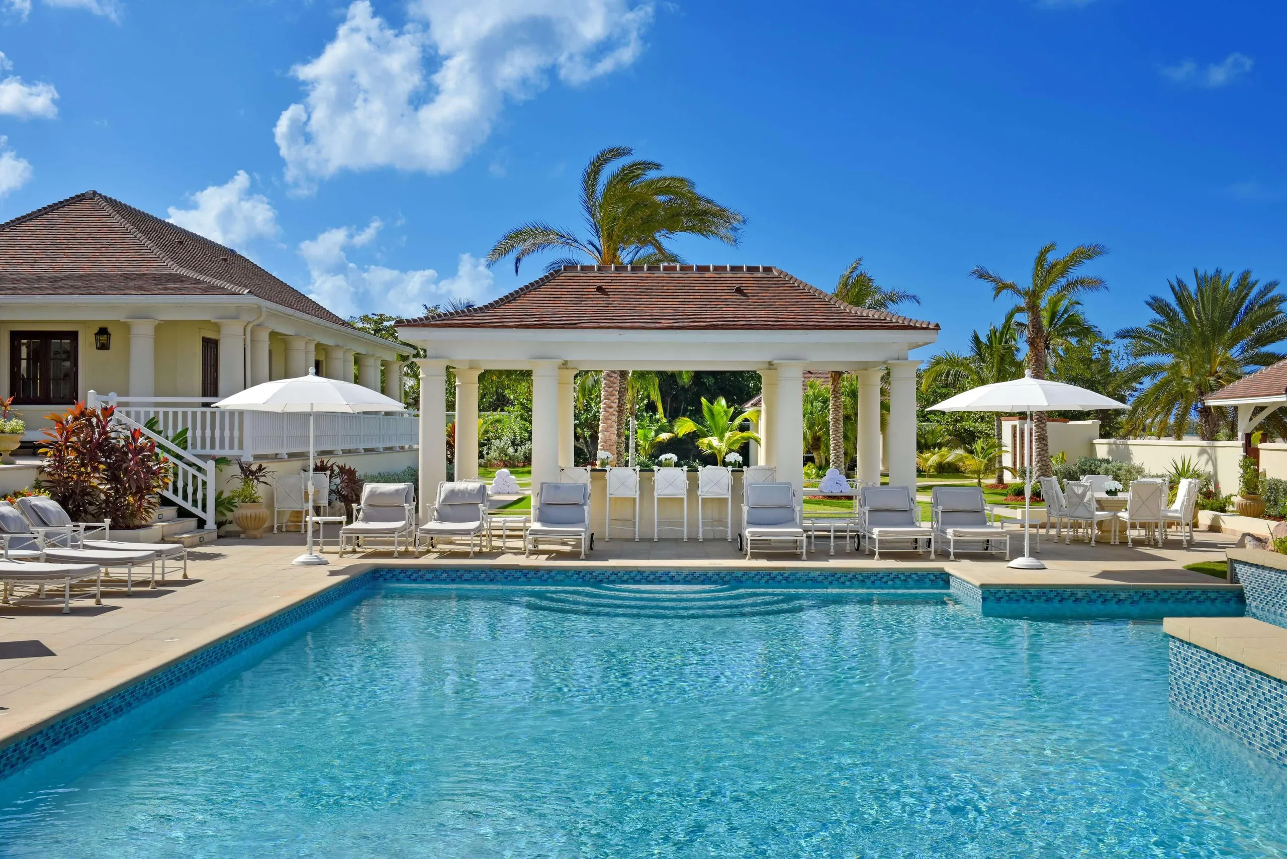 Elegant Private Beachfront Estate with Large Private Pool and Ocean Views — photograph 2