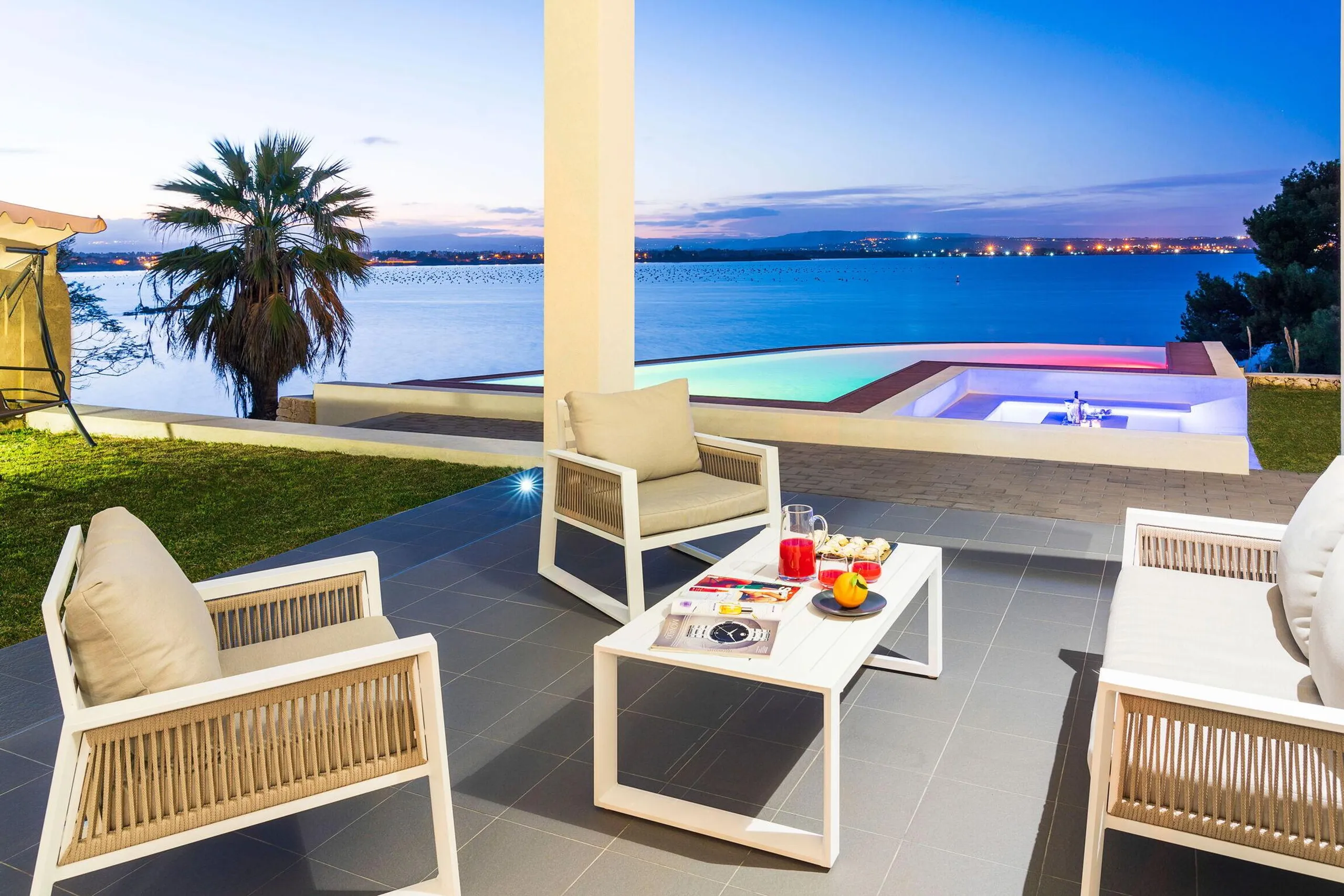 Deluxe Syracuse Villa with Rejuvenating Pool and Blue Ocean Views — photograph 10