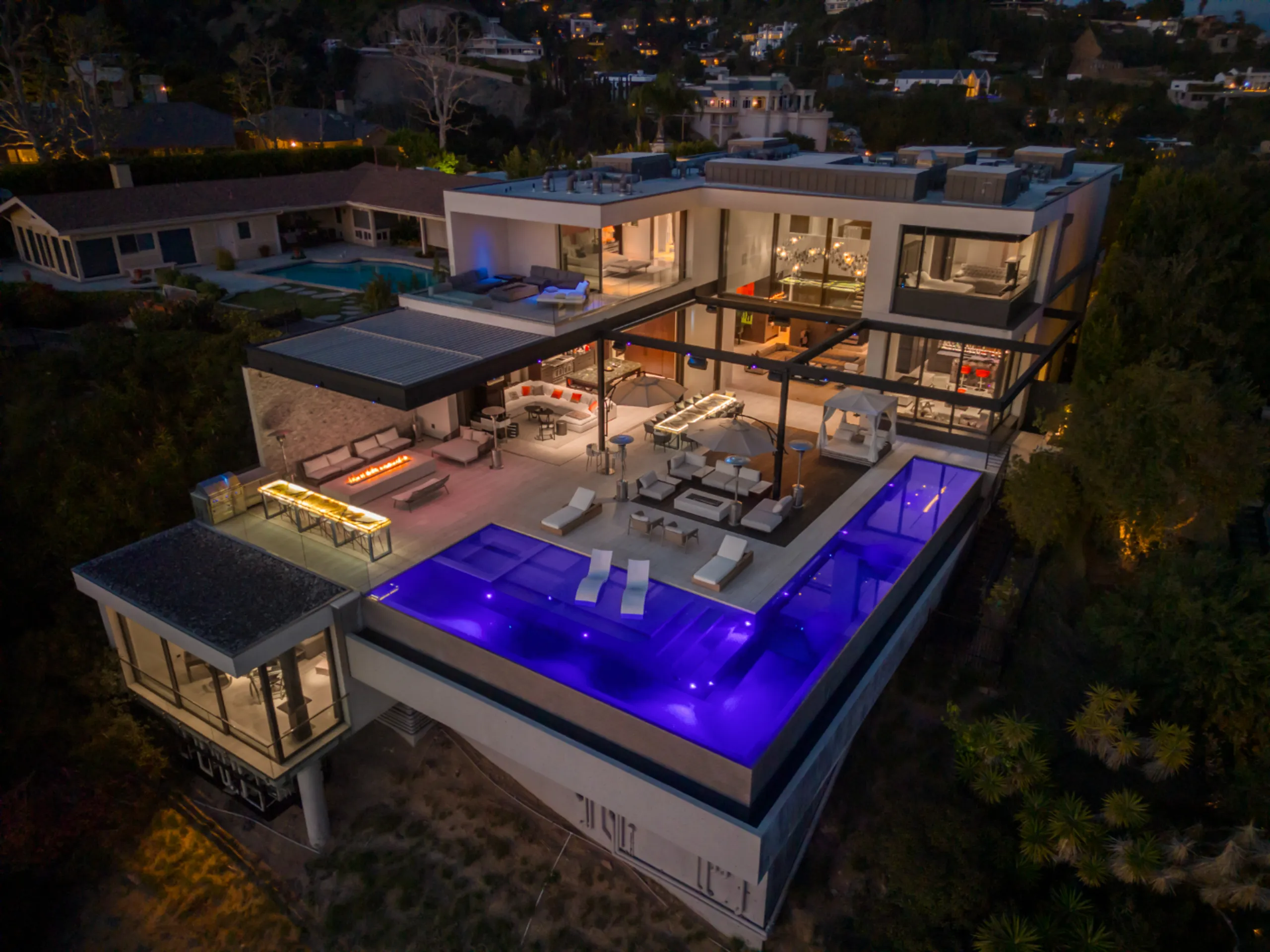 High End Four Bedroom Villa with Private Infinity Pool and Awe-Inspiring Views — photograph 9