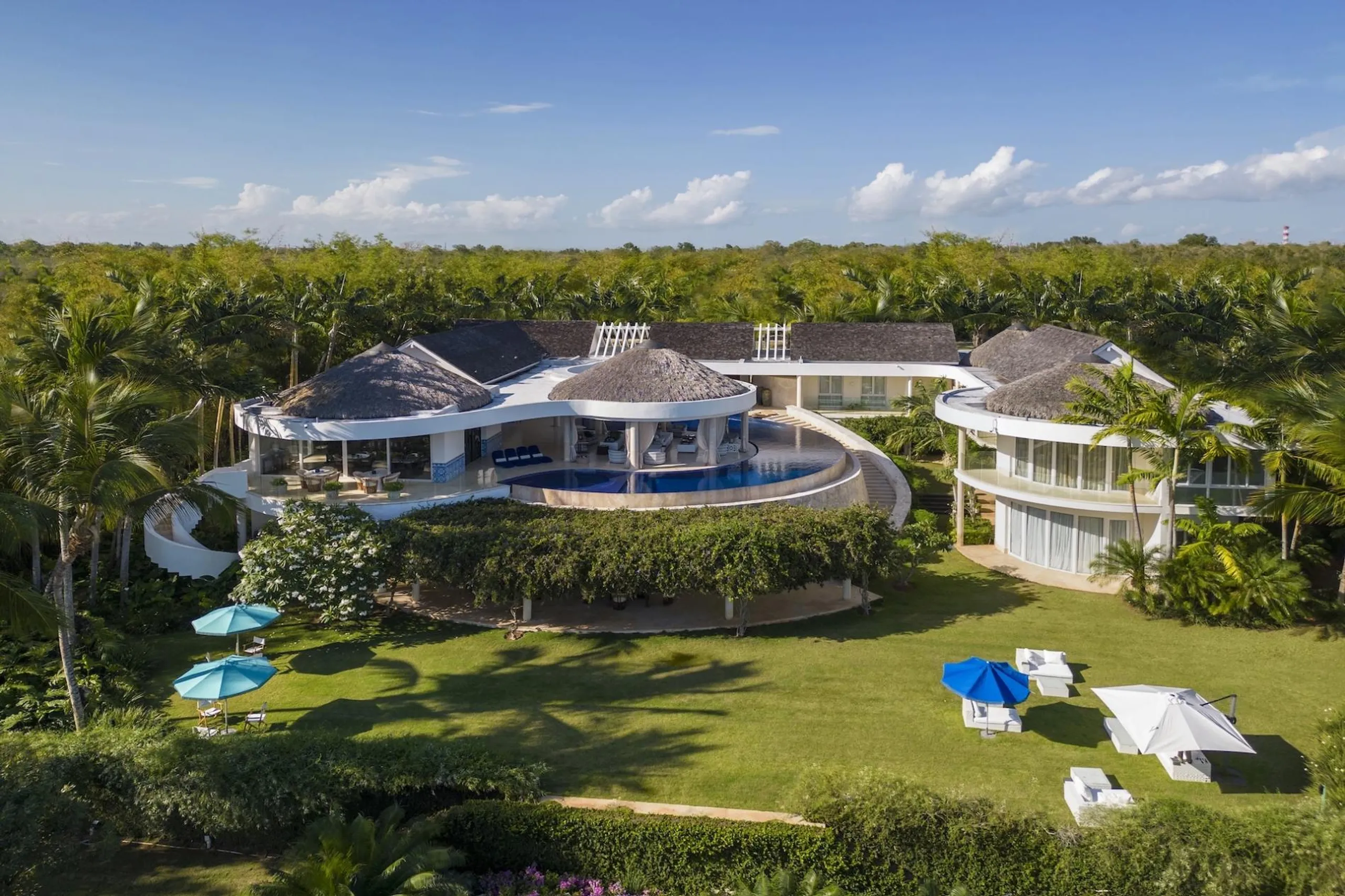 Artistic Caribbean Villa with Curved Infinity Pool and Tropical Gardens, La Romana