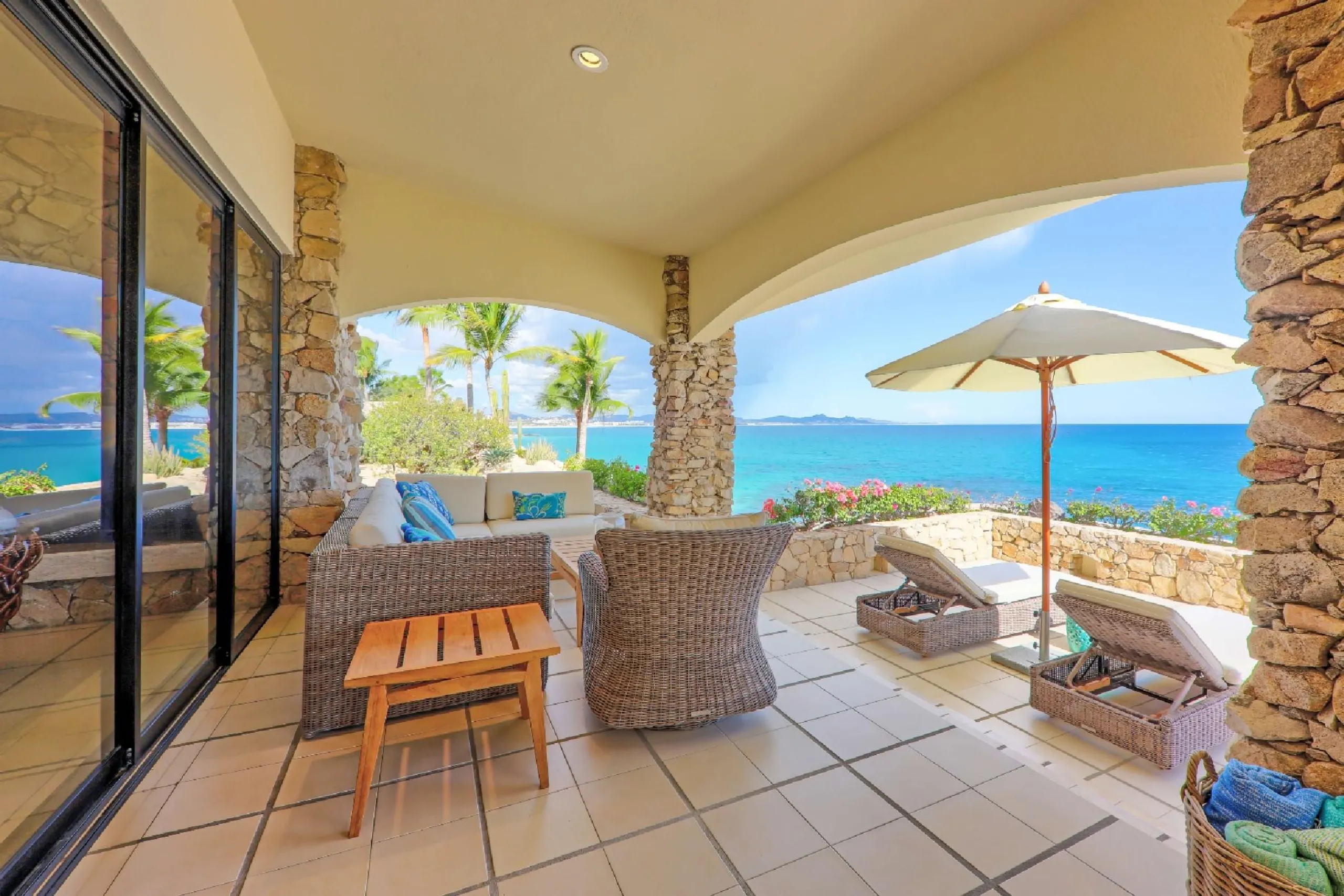 Charming Oceanfront Palmilla Estate with Private Pool and Ocean Views — photograph 7