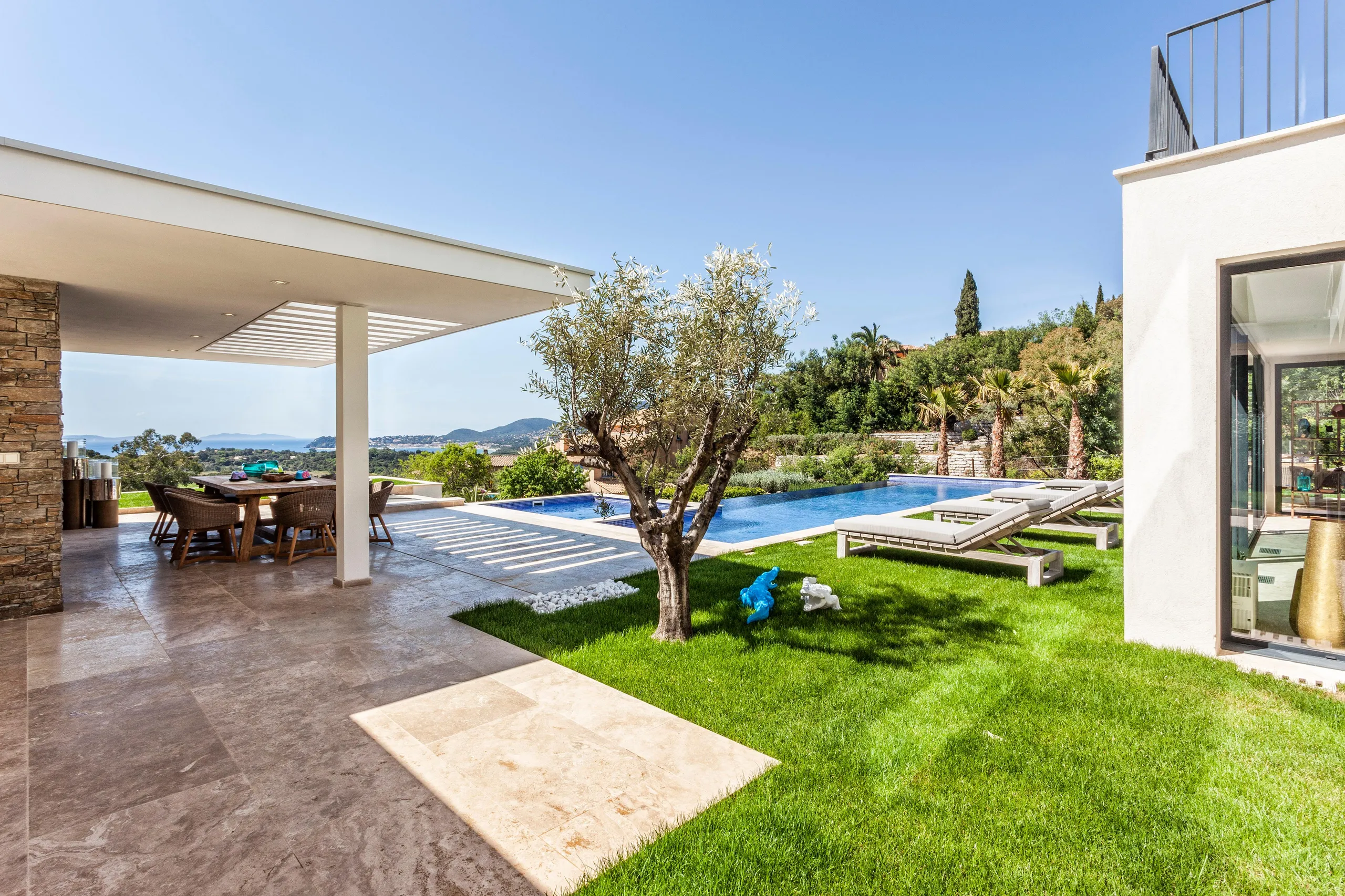 La Croix's Grandiose Villa with Pool and Stunning Ocean Views — photograph 10