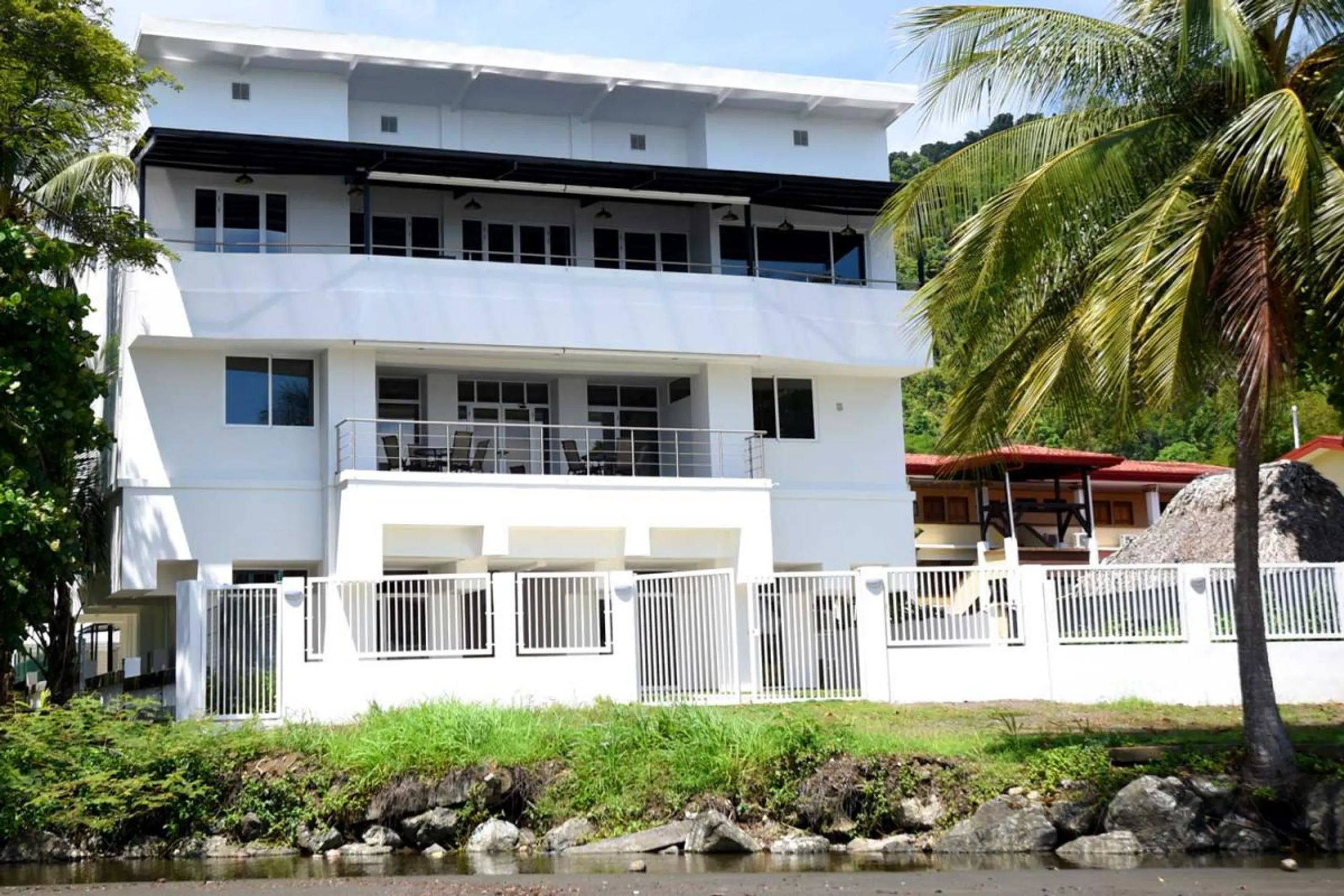 Lavish Beachfront Villa with Private Pool, Mountain and Sea Views — photograph 6