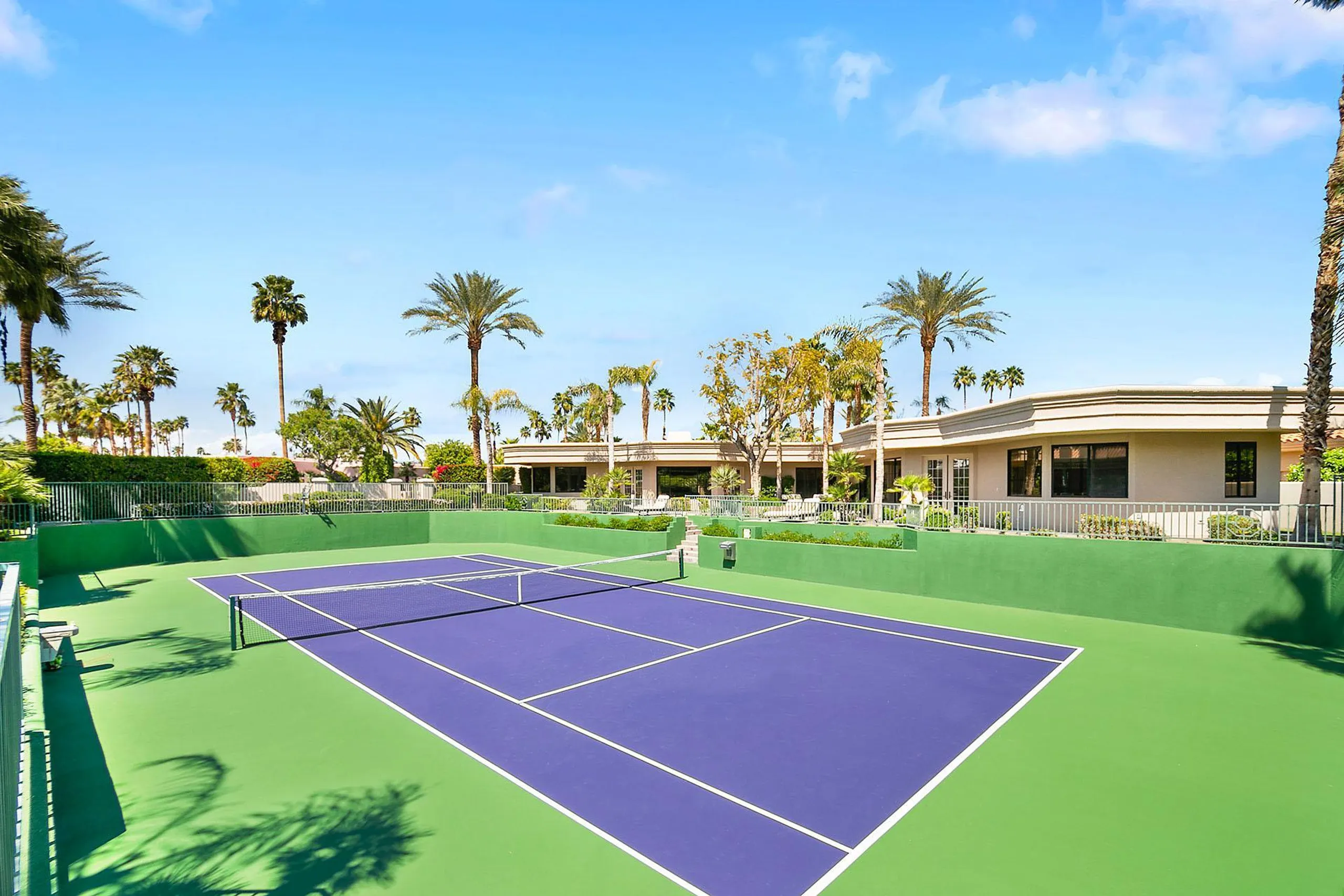 Paradise Resort Estate with Pool, Tennis Court, and Fitness Room — photograph 3