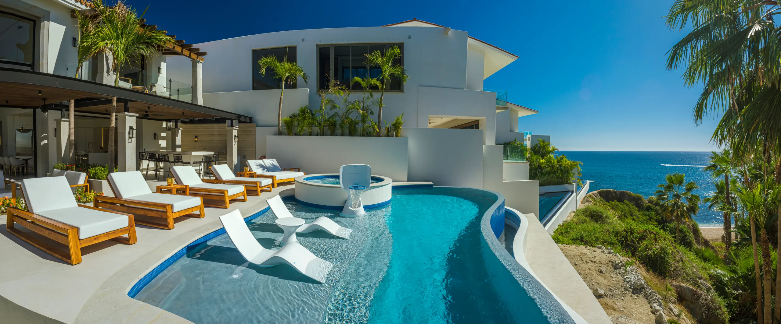 Rejuvenating, Airy and Spacious Villa with Tranquil Classic Luxury Pool — photograph 9