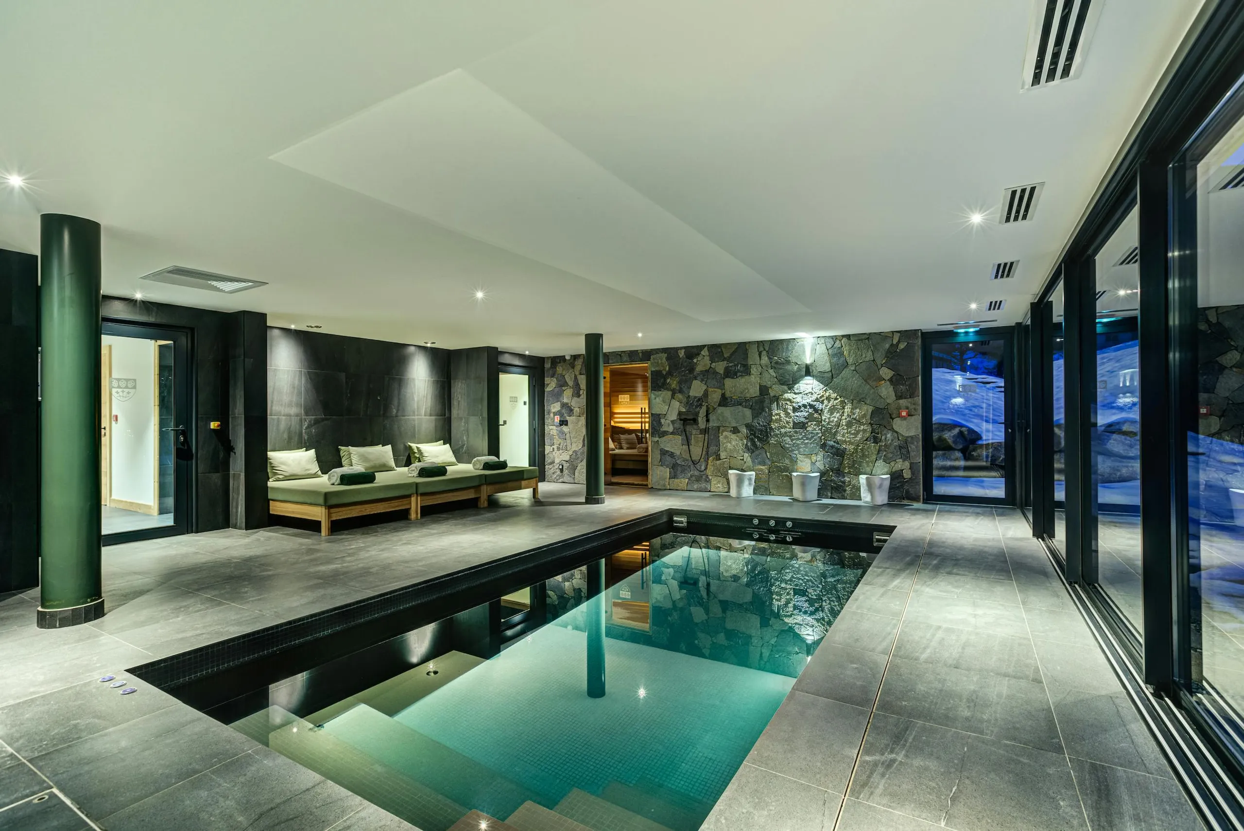 Golden Star Retreat Estate with Private Indoor Pool, Hot Tub, Sauna and Breathtaking Mountain Peak Views — photograph 3