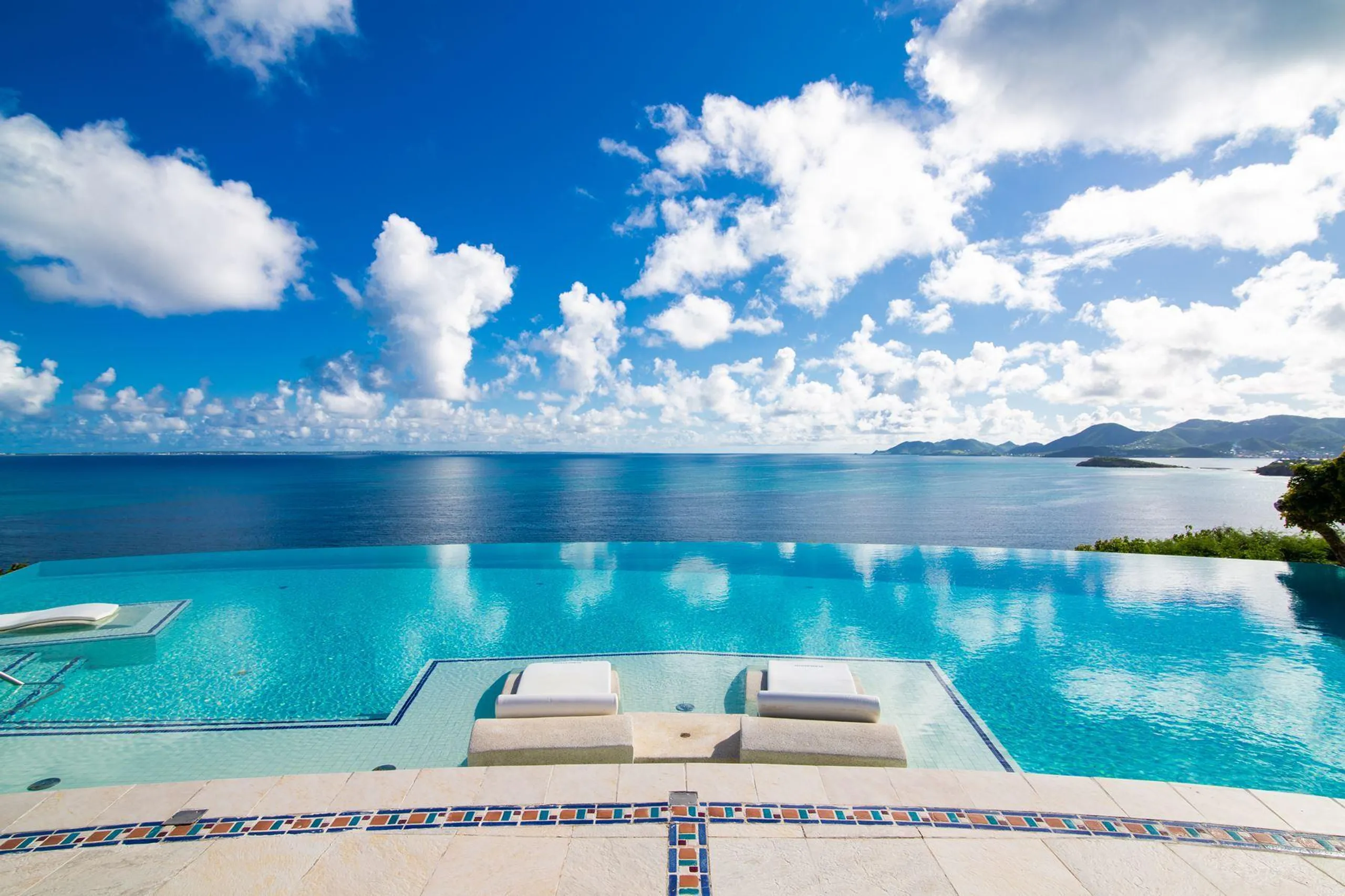 Majestic Clifftop Luxury Estate with Infinity Pool and Breathtaking Ocean Views — photograph 3