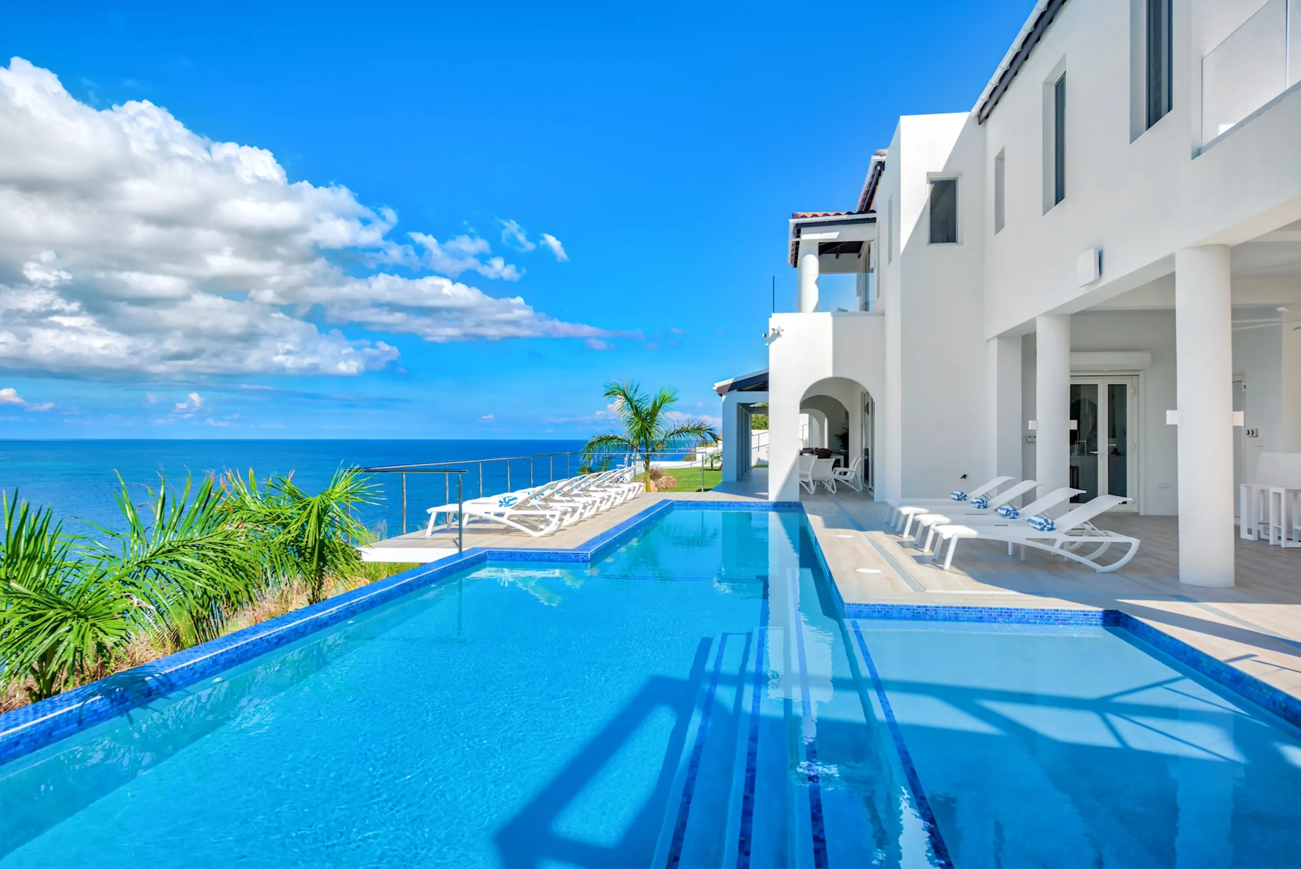 Refined Oceanfront Villa with Gorgeous Pool and Stunning Views — photograph 4