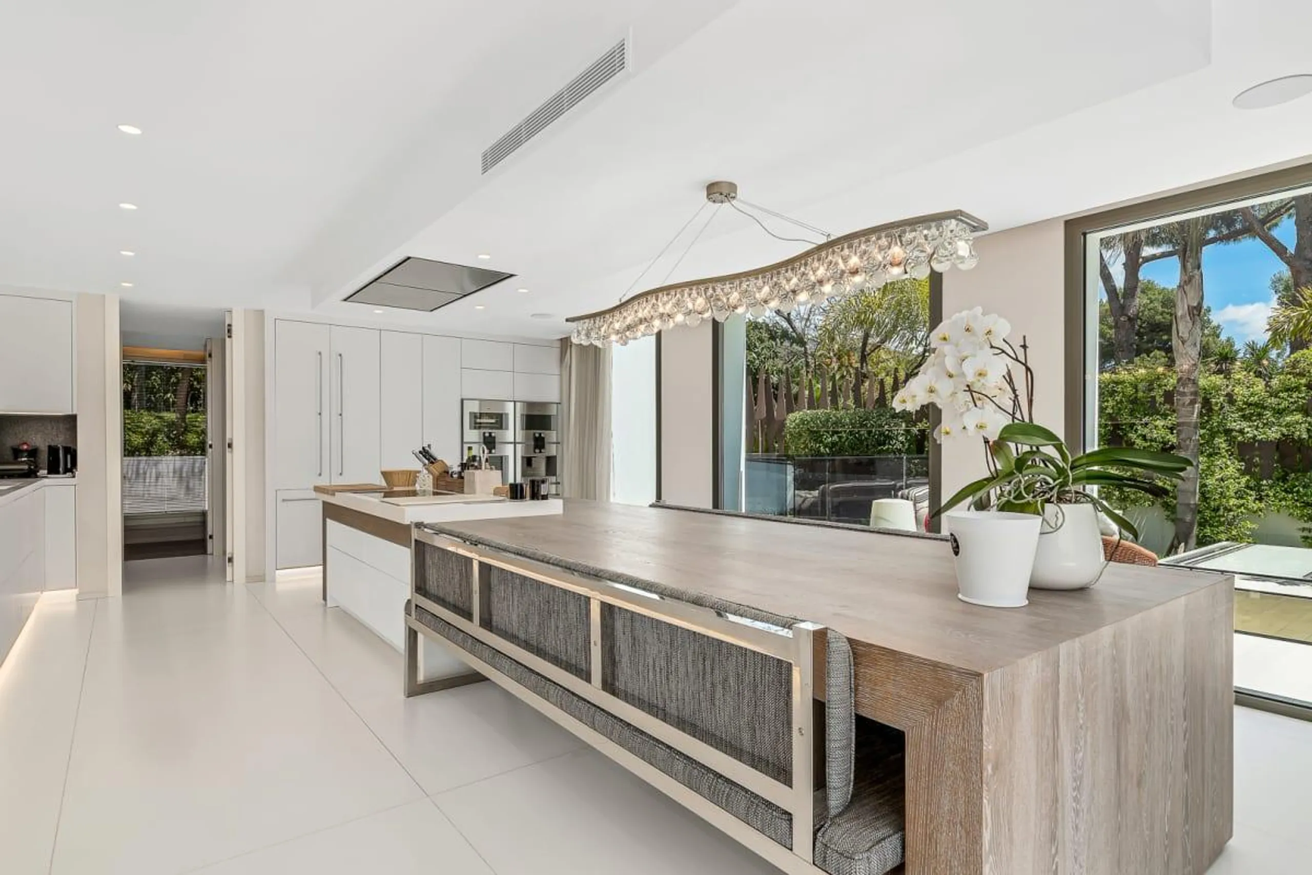 Serene Sea View Estate with Luxe Pool and Gorgeous Views — photograph 11
