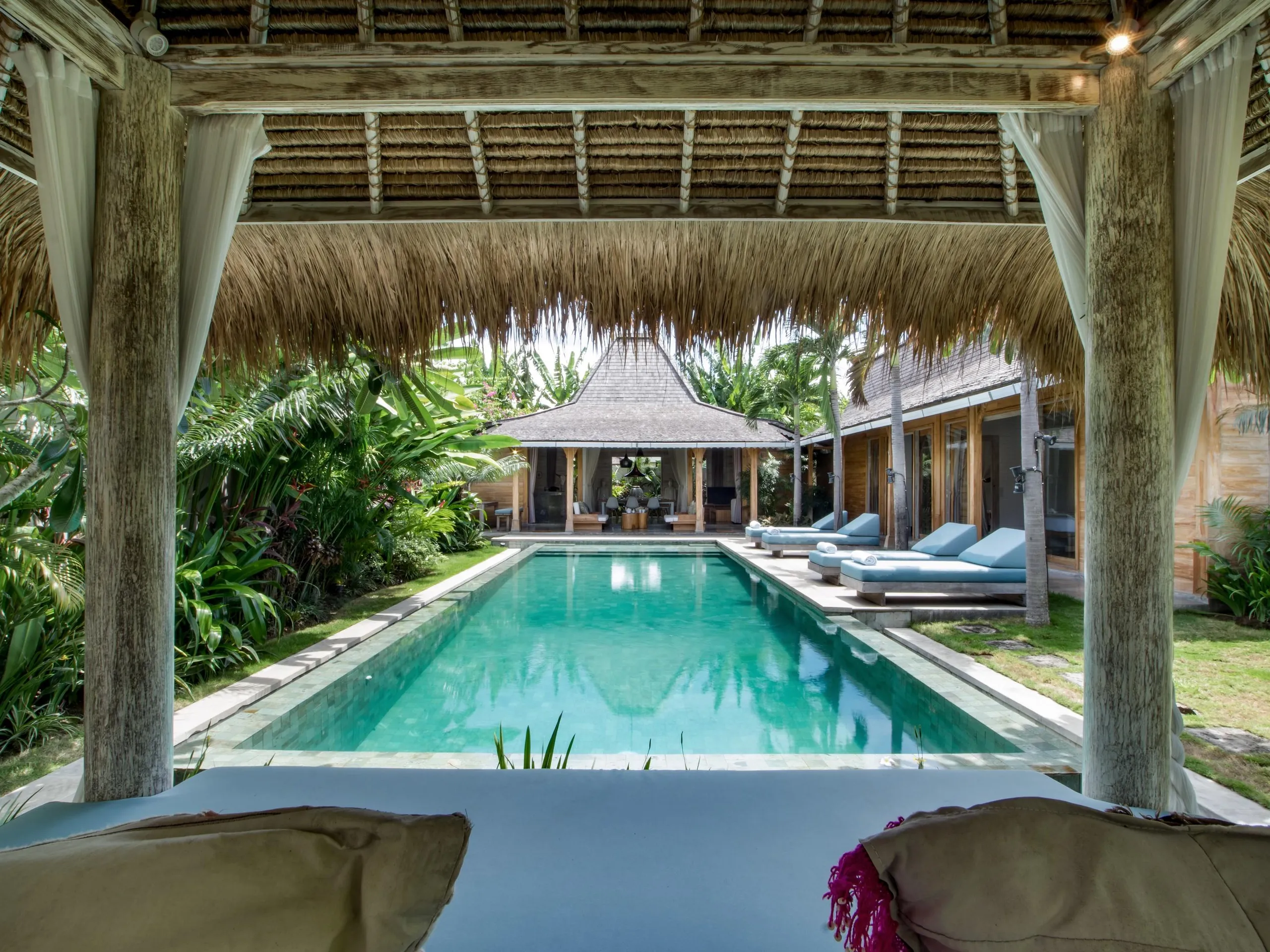Grand Bali Estate with Large Private Pool and Lush Grounds — photograph 2