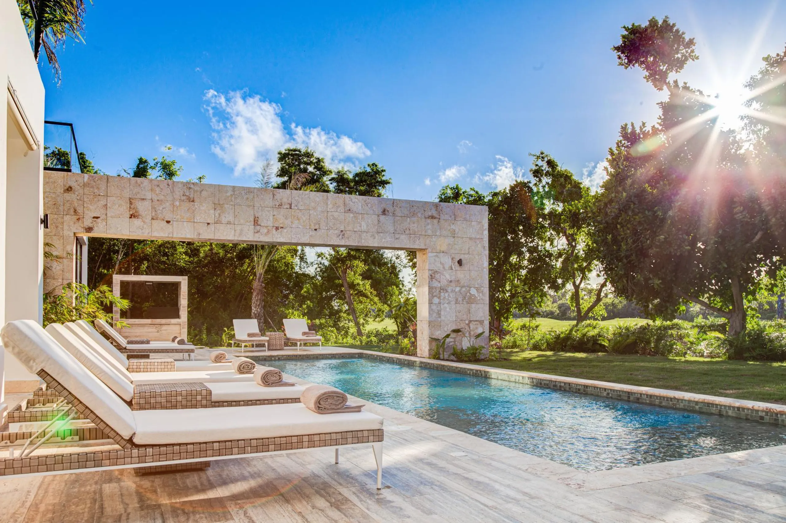 Radiant Modern Styled Villa with Private Pool in Punta Cana Resort — photograph 2