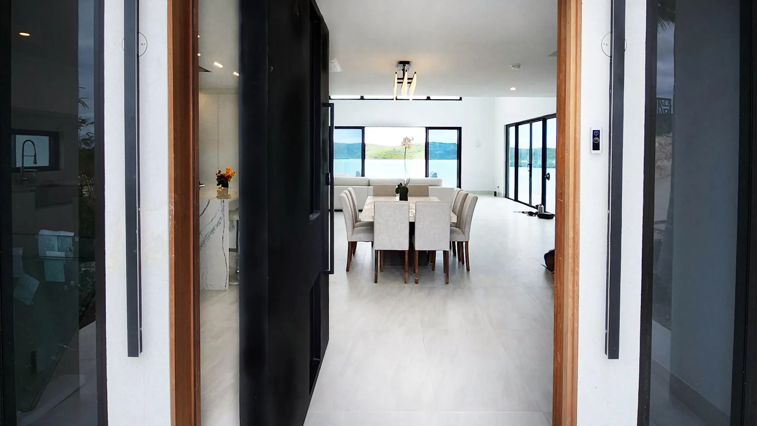 Exceptional Architectural Villa with Minimalist Design, Private Beach, and Infinity Pool — photograph 7