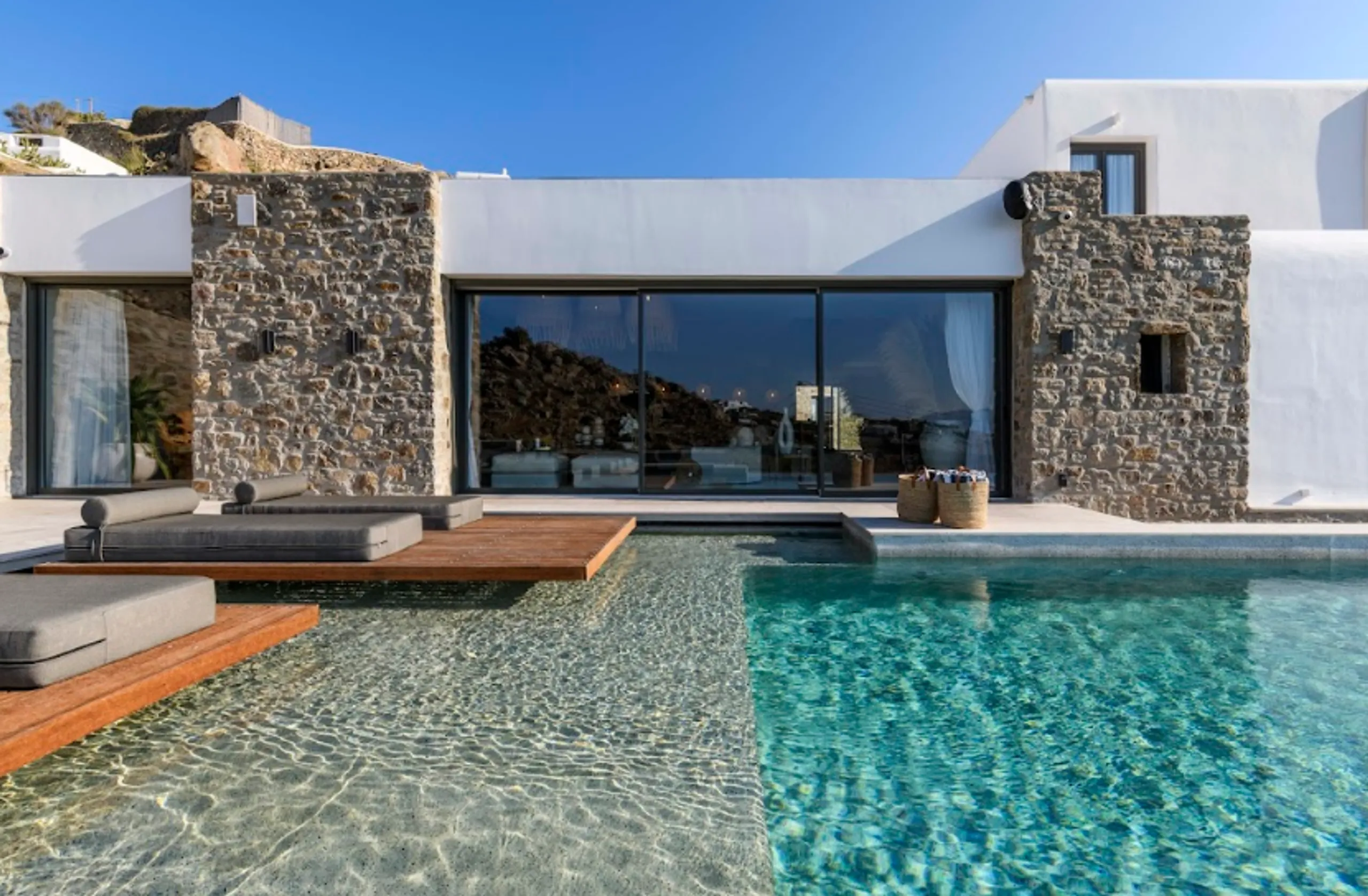 Contemporary Holiday Villa with Infinity Pool in Ornos — photograph 4