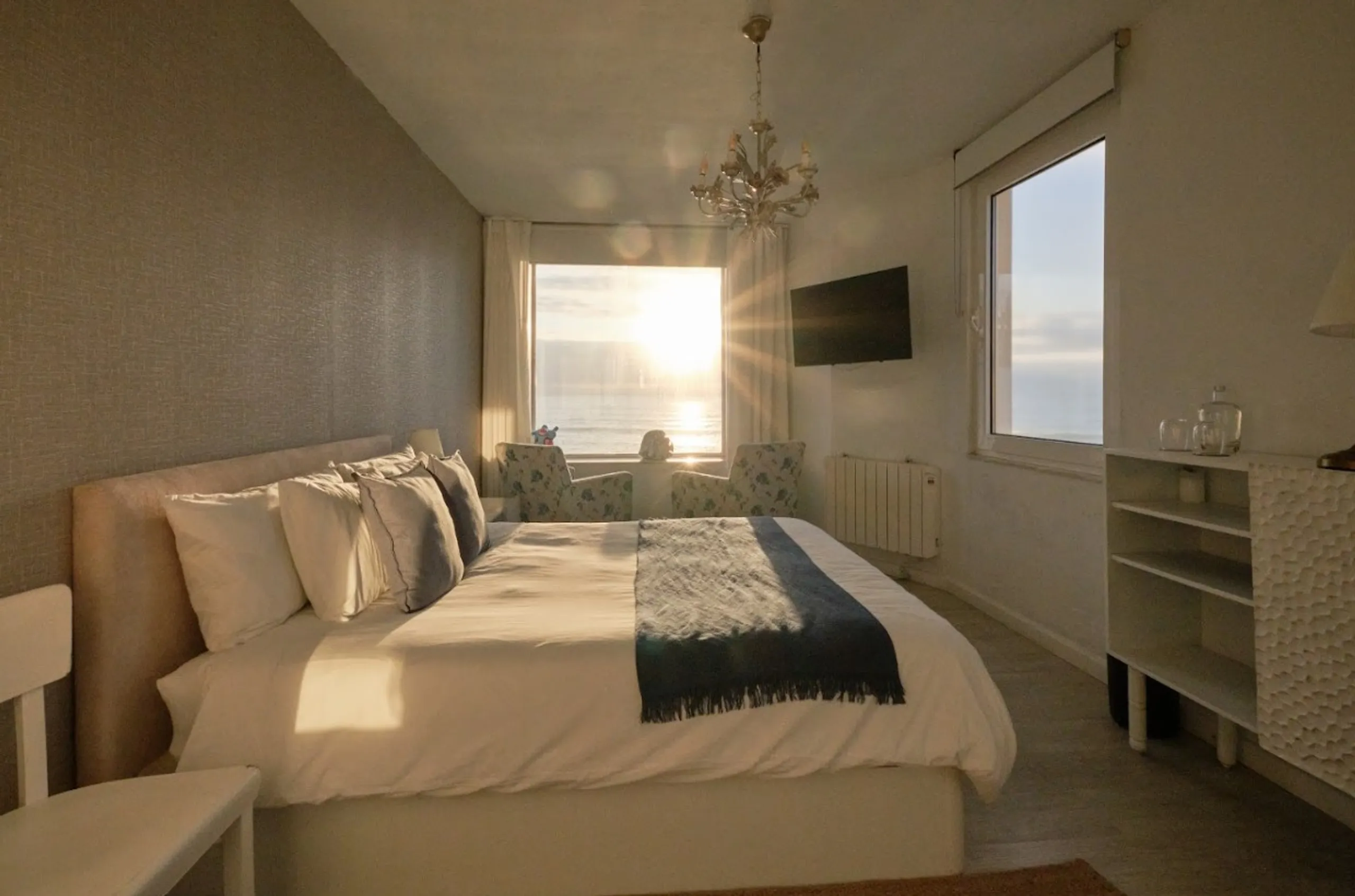 Invigorating Cliffside Villa with Majestic Atlantic Ocean Views — photograph 12
