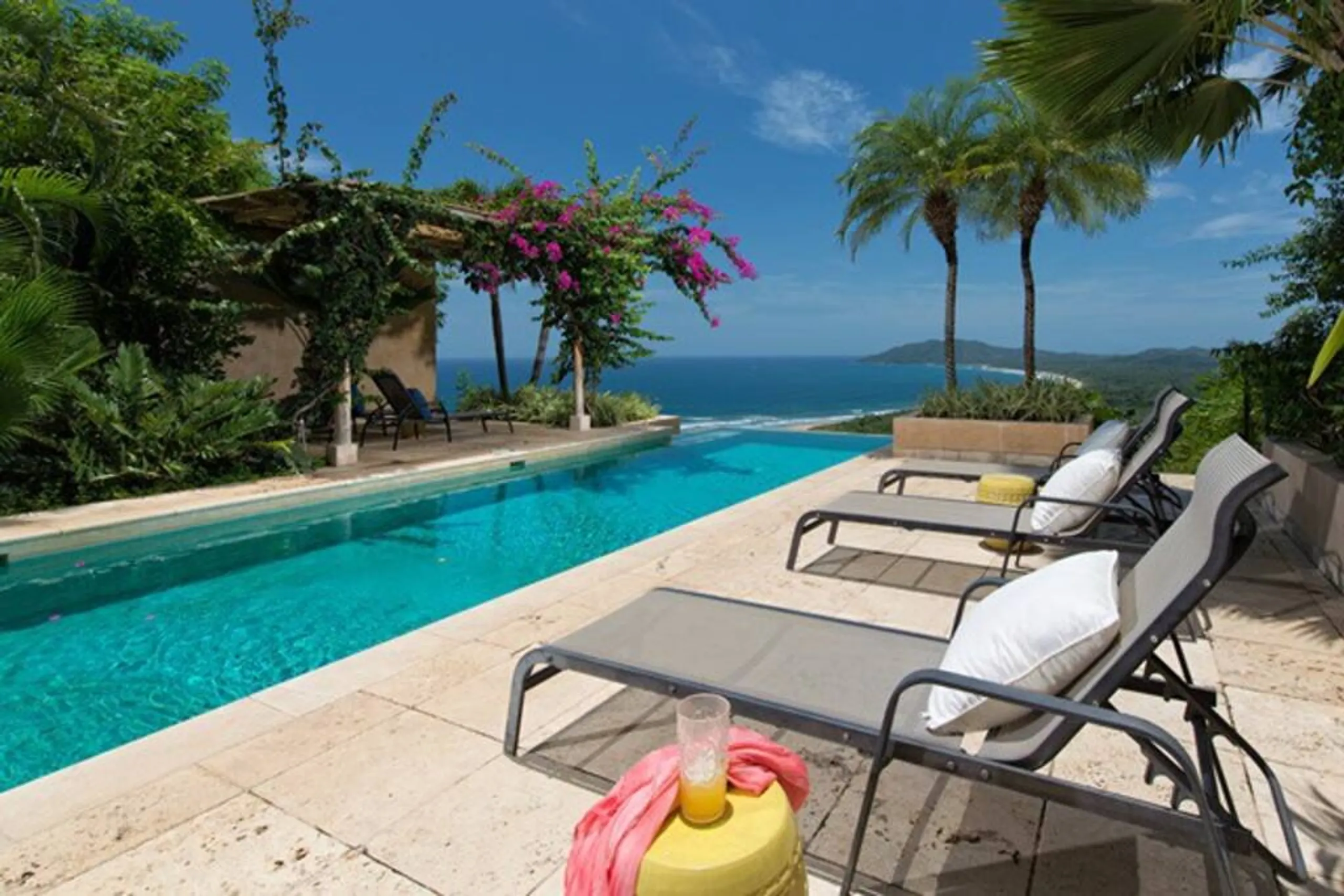 Jasmine-Scented Tamarindo Villa with Private Poolside Lounge and Ocean Views — photograph 4