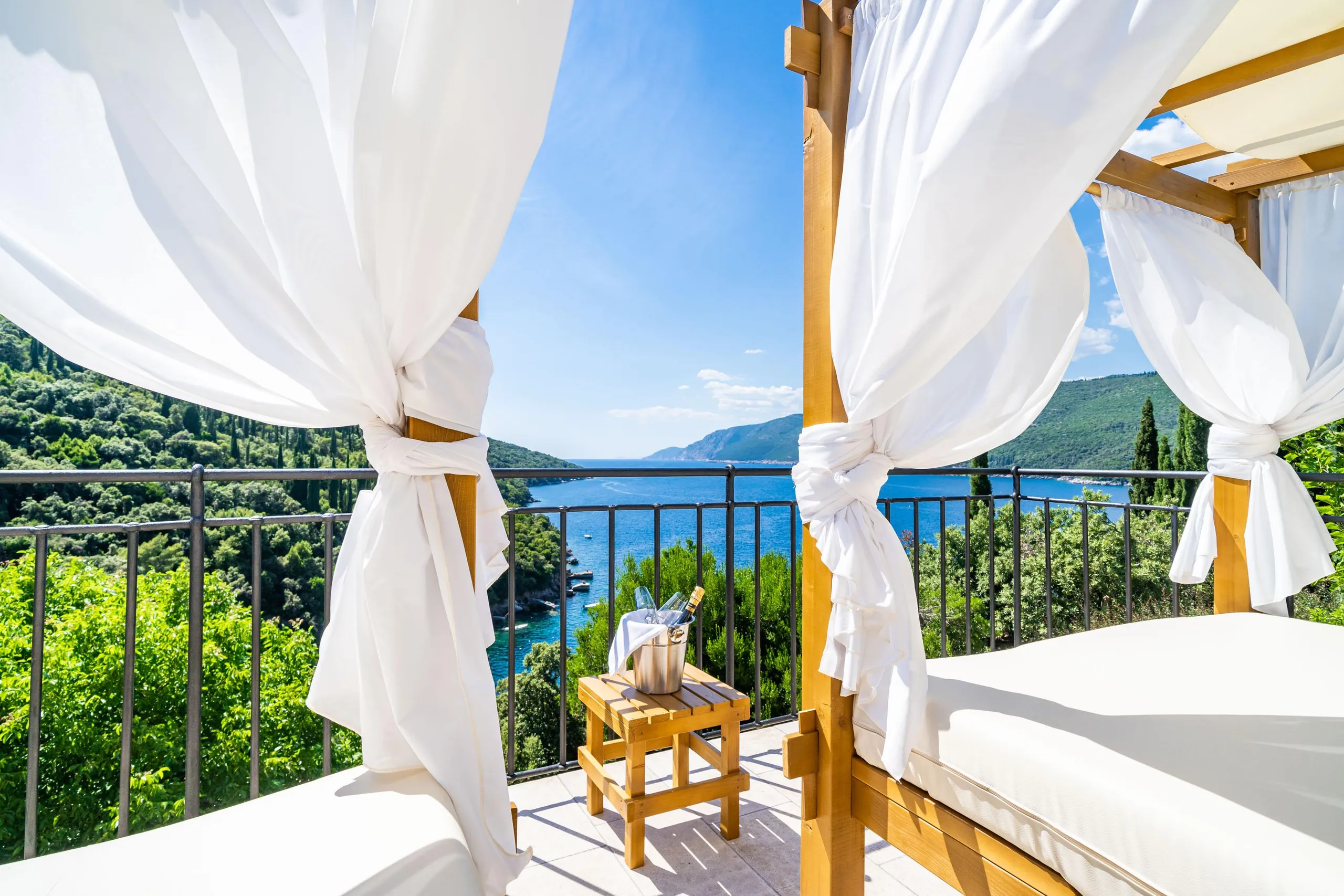 Lavish Rustic Villa with Infinity Pool and Stunning Sea Views — photograph 11