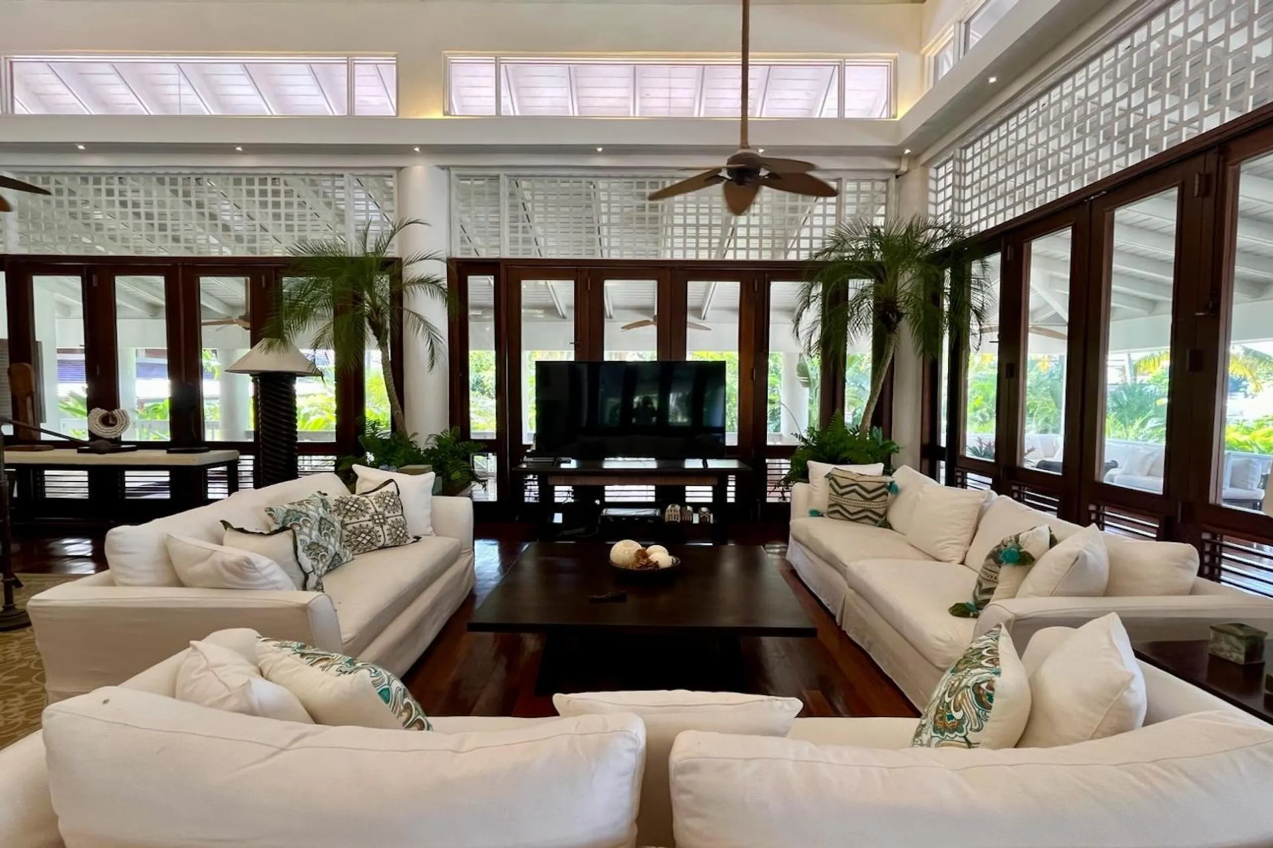 Caribbean Oceanfront Villa with Pool and Stunning Views — photograph 10